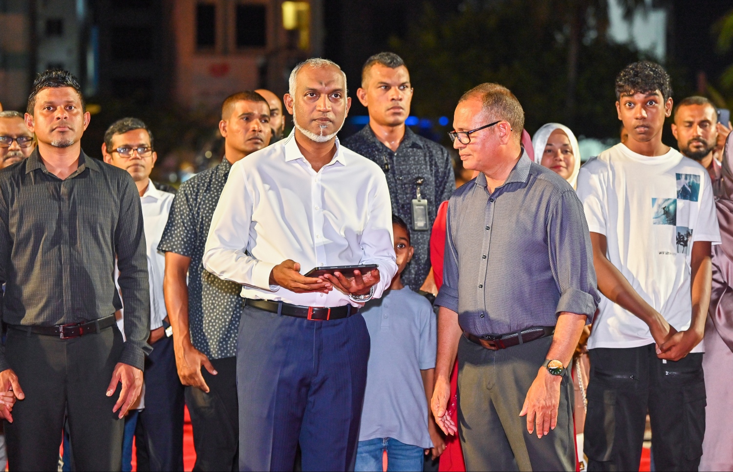 ޖުމްހޫރީ މައިދާނުގައި ހުރި، ފެންއަރުވާ ވަޑާން މި އަހަރުގެ ފިތުރު އީދަށް މަރާމާތު ކުރުމަށް ފަހު، ރައީސް ޑރ. މުހައްމަދު މުއިއްޒު އެ ފެންއަރުވާ ވަޑާން އަލުން ހުޅުއްވައި ދެއްވަނީ.-- ފޮޓޯ: ފަޔާޒް މޫސާ | މިހާރު