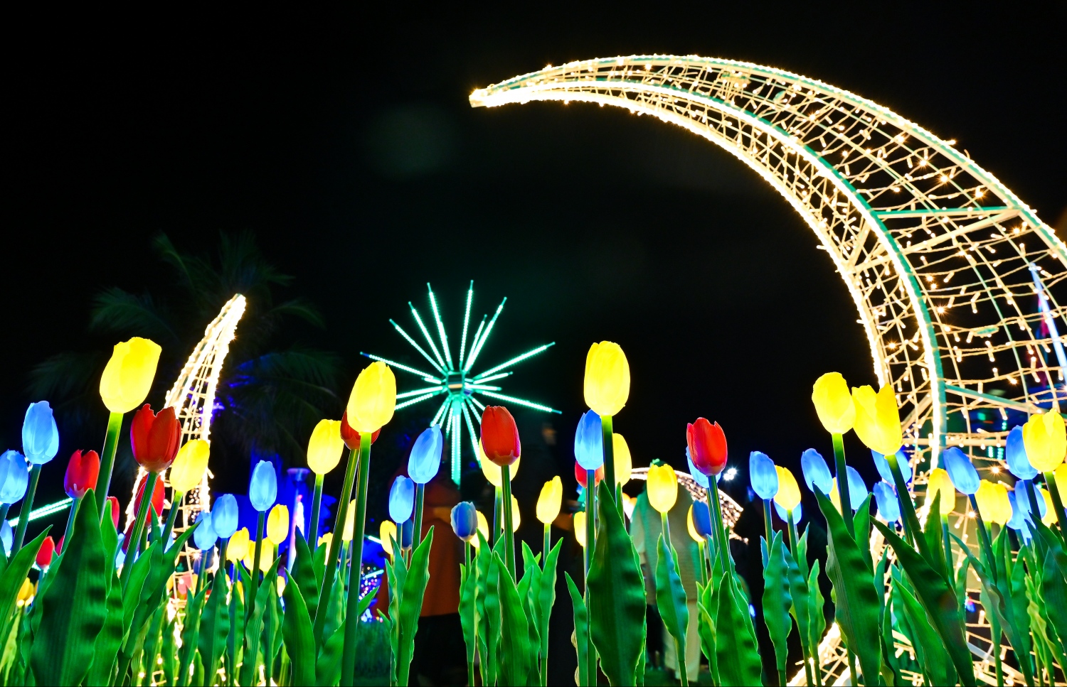 މި އަހަރުގެ ފިތުރު އީދަށް ބޮކިތަކާއި ގިޑިގެތަކުން ޖުމްހޫރީ މައިދާން ދިއްލާލައިފައި: މިއީ ރައީސް މުއިއްޒުގެ ވަރަށް ބޮޑު އިސްނެންގެވުކަށް ފެށި ކަމެއް.--- ފޮޓޯ: ފަޔާޒް މޫސާ | މިހާރު