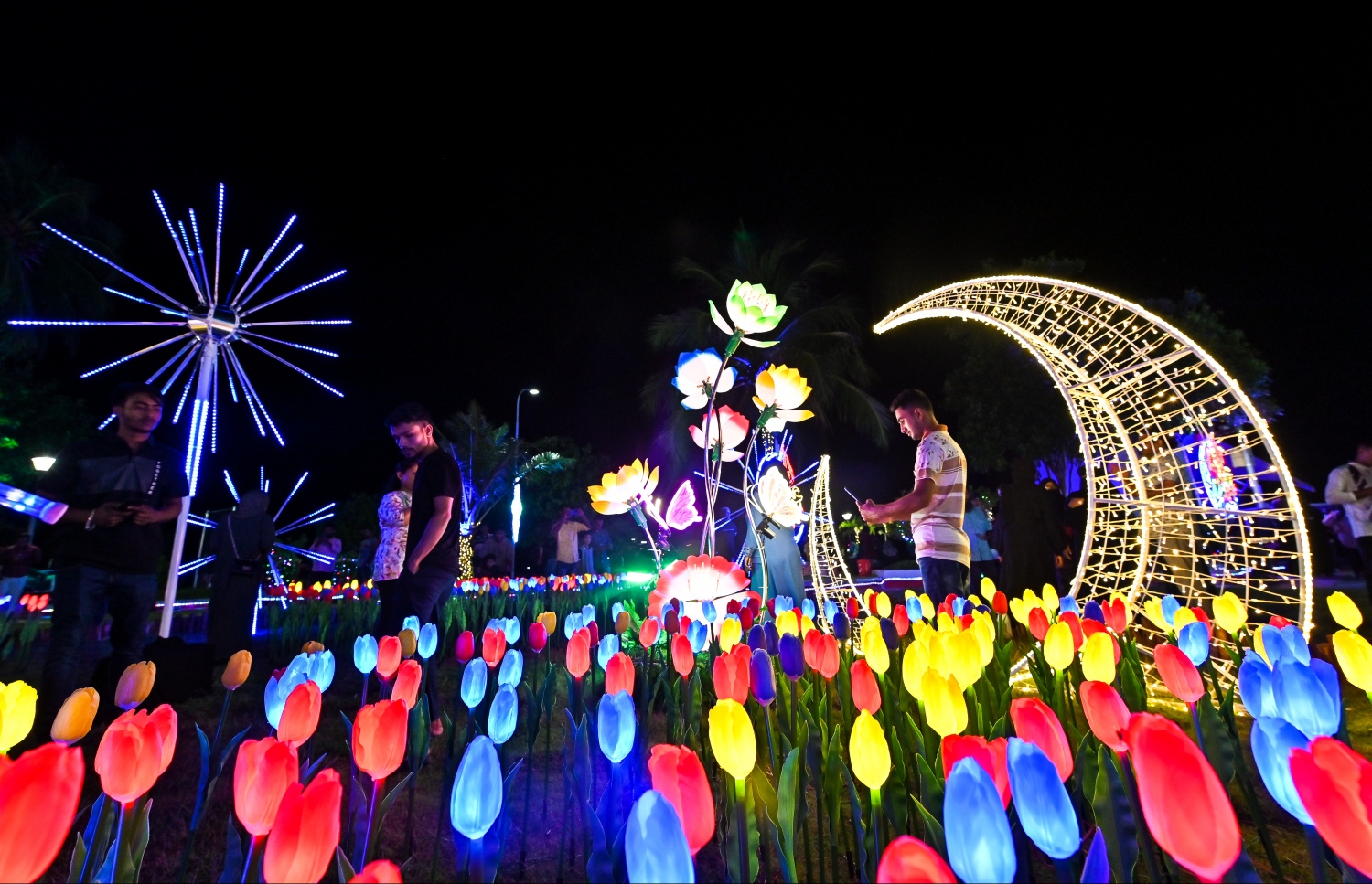 މި އަހަރުގެ ފިތުރު އީދަށް ބޮކިތަކާއި ގިޑިގެތަކުން ޖުމްހޫރީ މައިދާން ދިއްލާލާފައިވާއިރު، ބަޔަކު އެ ތަނުގައި ފޮޓޯ ނަގަނީ.-- ފޮޓޯ: ފަޔާޒު މޫސާ | މިހާރު