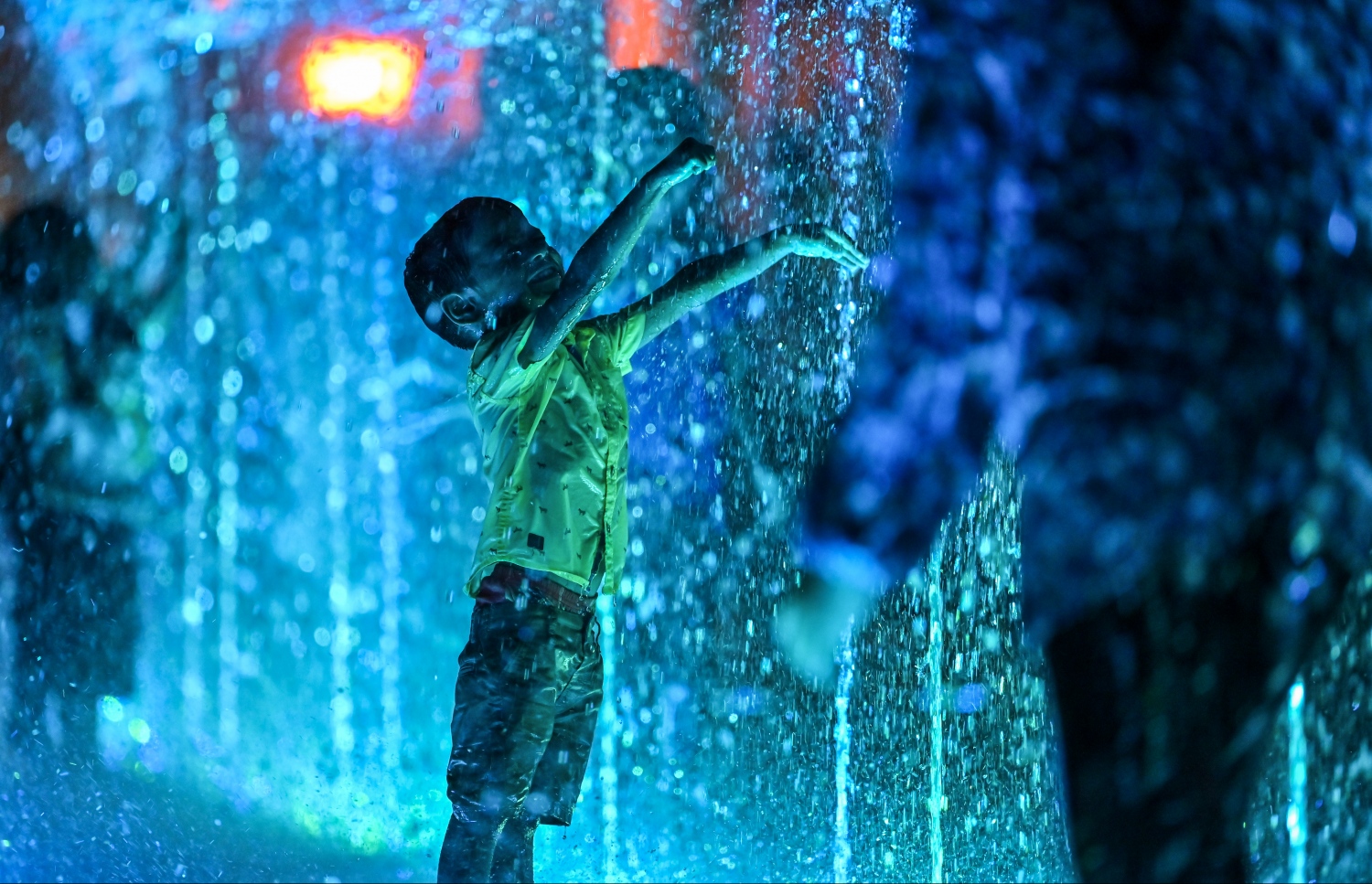 މަރާމާތުކޮށް އަލުން ހުޅުވި ޖުމްހޫރީ މައިދާނުގެ ފެންއަރުވާ ވަޑާން ކައިރީގައި ކުޑަކުއްޖަކު ތެމިލަން މަޑުކޮށްލައިގެން.-- ފޮޓޯ: ފަޔާޒު މޫސާ | މިހާރު