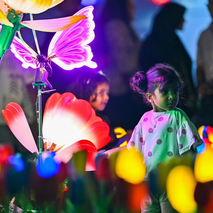 މި އަހަރުގެ ފިތުރު އީދަށް ޖުމްހޫރީ މައިދާނުގައި ދިއްލާފައި ހުރި މަލެއްގެ ކައިރީގައި ކުޑަކުއްޖަކު ފޮޓޯއެއް ނަގަން މަޑުކޮށްލައިގެން -- ފޮޓޯ: ފަޔާޒް މޫސާ | މިހާރު