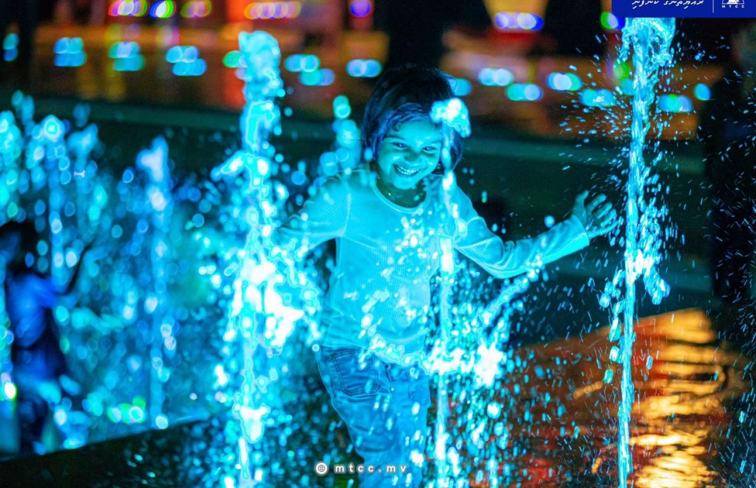 ޖުމްހޫރީ މައިދާނުގެ ފެންއަރުވާ ވަޑާމުގައި ކުޑަކުދިންތަކެއް. އެތަން މަރާމާތު ކުރީ އެމްޓީސީސީގެ އިޖްތިމާއީ ޒިންމާގެ ތެރެއިން -- ފޮޓޯ: އެމްޓީސީސީ