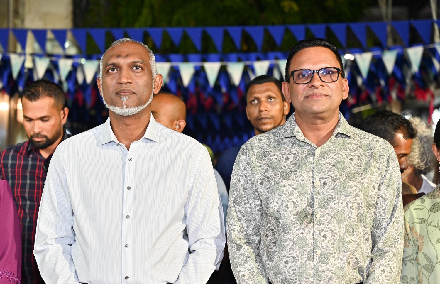 ރައީސް ޑރ. މުހައްމަދު މުއިއްޒު، ސަރުކާރުގެ ކޯލިޝަންގެ ތާއީދާއެކު މާފަންނު އުތުރަށް ވާދަކުރައްވާ އެމްއެންޕީގެ ރައީސް މުހައްމަދު ނާޒިމް އާއެކު -- ފޮޓޯ: ނިޝާން އަލީ/ މިހާރު