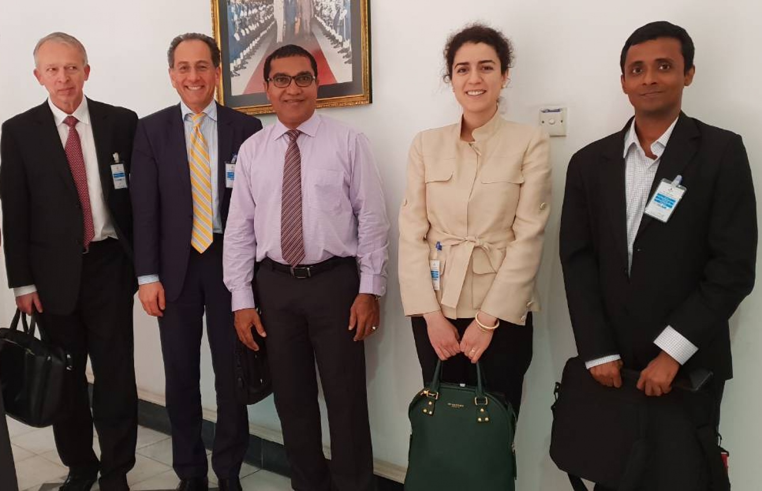 ބޭރުގެ އޮފިޝަލުންތަކަކާއެކު ބޭއްވި ބައްދަލުވުމެއްގައި ފޭދޫ ދެކުނު ދާއިރާގެ އޭރުގެ މެމްބަރު އައިބީ ބައިވެރިވެވަޑައިގަންނަވަނީ.