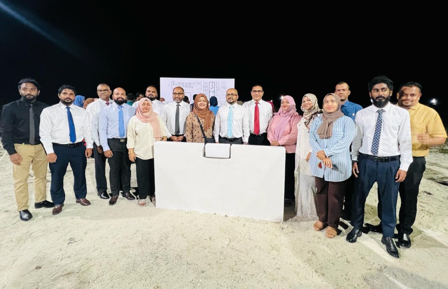 ފޭދޫ ސްކޫލުގެ އާ އިމާރާތުގެ ބިންގާ އެޅުމަށް ރޭ ބޭއްވި ރަސްމިއްޔާތުގައި އައިބީ ބައިވެރިވެވަޑައިގަންނަވަނީ.