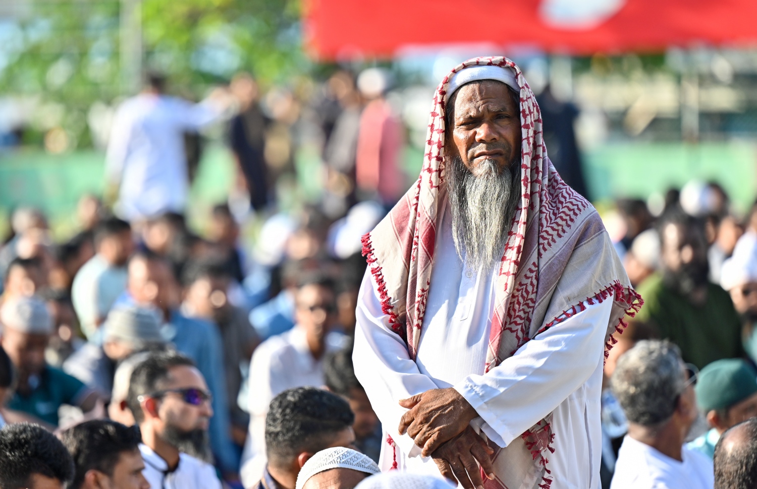 މާލޭގައި ބޭއްވި ފިިތުރު އީދު ނަމާދުގެ ބޮޑު ޖަމާއަތުގައި ބައިވެތިވުމަށް ކުޑަކުދިންނާއި ބޮޑެތި މީހުން ނަމާދު ކުރާ ސަރަހައްދުގައި.-- ފޮޓޯ: ނިޝާން އަލީ /މިހާރު