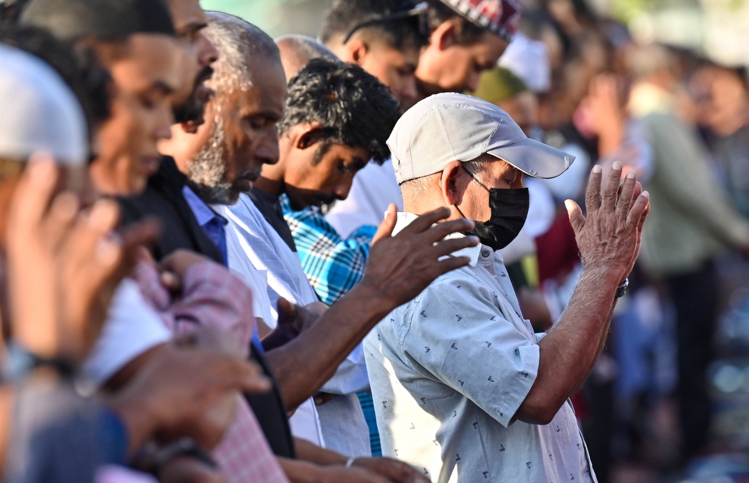 މާލޭގައި ބޭއްވި ފިިތުރު އީދު ނަމާދުގެ ބޮޑު ޖަމާއަތުގައި ބައިވެތިވުމަށް ކުޑަކުދިންނާއި ބޮޑެތި މީހުން ނަމާދު ކުރާ ސަރަހައްދުގައި ނަމާދު ކުރަނީ.-- ފޮޓޯ: ނިޝާން އަލީ /މިހާރު