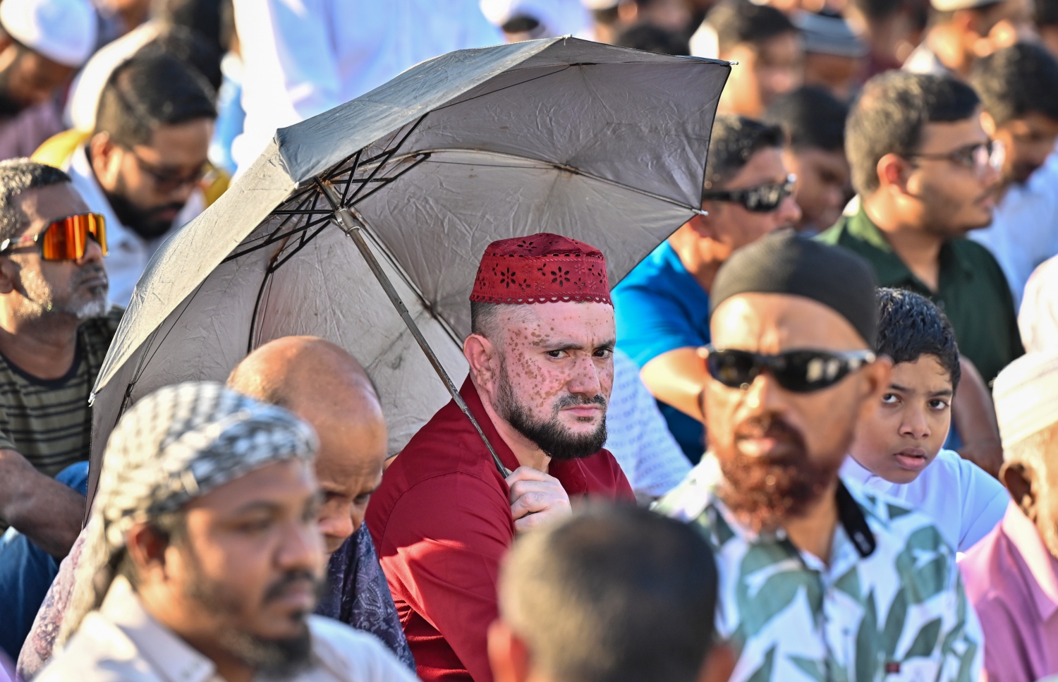 މާލޭގައި ބޭއްވި ފިިތުރު އީދު ނަމާދުގެ ބޮޑު ޖަމާއަތުގައި ބައިވެތިވުމަށް ކުޑަކުދިންނާއި ބޮޑެތި މީހުން ނަމާދު ކުރާ ސަރަހައްދުގައި.-- ފޮޓޯ: ނިޝާން އަލީ /މިހާރު