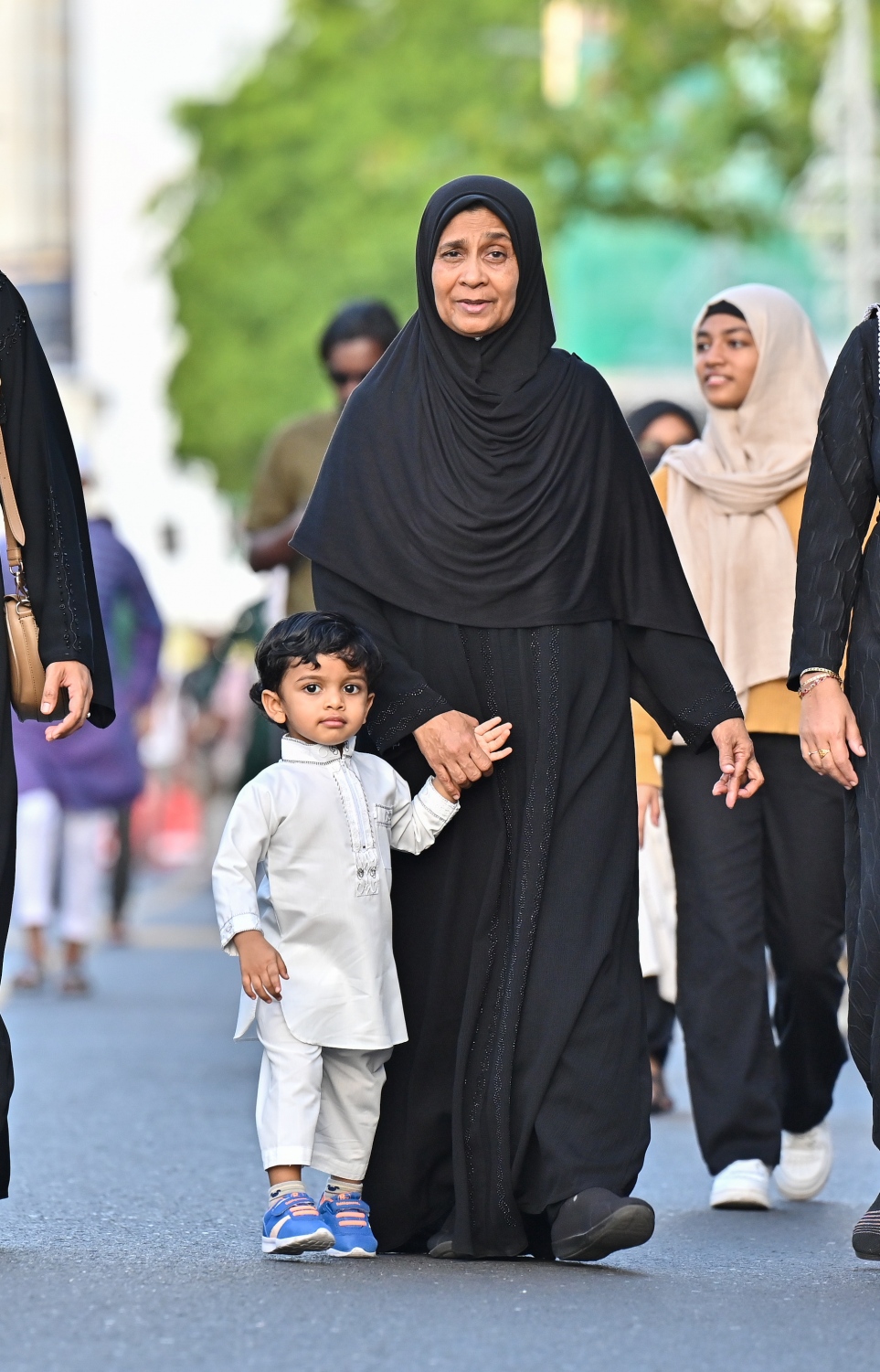 މާލޭގައި ބޭއްވި ފިިތުރު އީދު ނަމާދުގެ ބޮޑު ޖަމާއަތުގައި ބައިވެތިވުމަށް ކުޑަކުދިންނާއި ބޮޑެތި މީހުން ނަމާދު ކުރާ ސަރަހައްދަށް ދަނީ.-- ފޮޓޯ: ނިޝާން އަލީ /މިހާރު