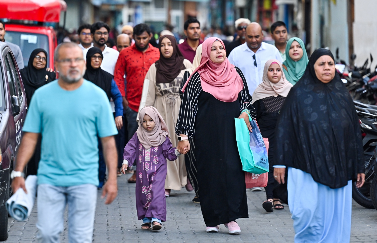 މާލޭގައި ބޭއްވި ފިިތުރު އީދު ނަމާދުގެ ބޮޑު ޖަމާއަތުގައި ބައިވެތިވުމަށް ކުޑަކުދިންނާއި ބޮޑެތި މީހުން ނަމާދު ކުރާ ސަރަހައްދަށް ދަނީ.-- ފޮޓޯ: ނިޝާން އަލީ /މިހާރު