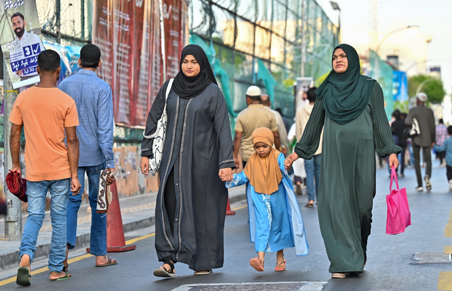 މާލޭގައި ބޭއްވި ފިިތުރު އީދު ނަމާދުގެ ބޮޑު ޖަމާއަތުގައި ބައިވެތިވުމަށް ކުޑަކުދިންނާއި ބޮޑެތި މީހުން ނަމާދު ކުރާ ސަރަހައްދަށް ދަނީ.-- ފޮޓޯ: ނިޝާން އަލީ /މިހާރު