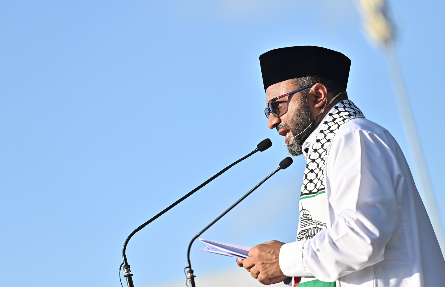 މާލޭގައި ބޭއްވި ފިިތުރު އީދު ނަމާދުގެ ބޮޑު ޖަމާއަތުގައި އިސްލާމިކް މިނިސްޓަރު މުހައަދު ޝަހީމް އަލީ ސައީދު އިމާމްވެ، ނަމާދު ކުރައްވަނީ.-- ފޮޓޯ: ނިޝާން އަލީ /މިހާރު