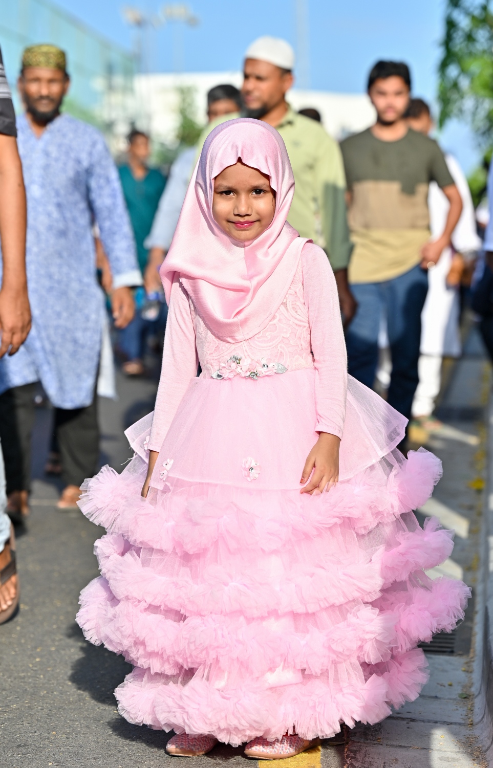 މާލޭގައި ބޭއްވި ފިިތުރު އީދު ނަމާދުގެ ބޮޑު ޖަމާއަތުގައި ބައިވެތިވުމަށް ގޮސްހުރި ކުޑަ އަންހެން ކުއްޖަކު އެ ސަރަހައްދުގައި މަޑުކޮސްލައިގެން.-- ފޮޓޯ: ނިޝާން އަލީ /މިހާރު