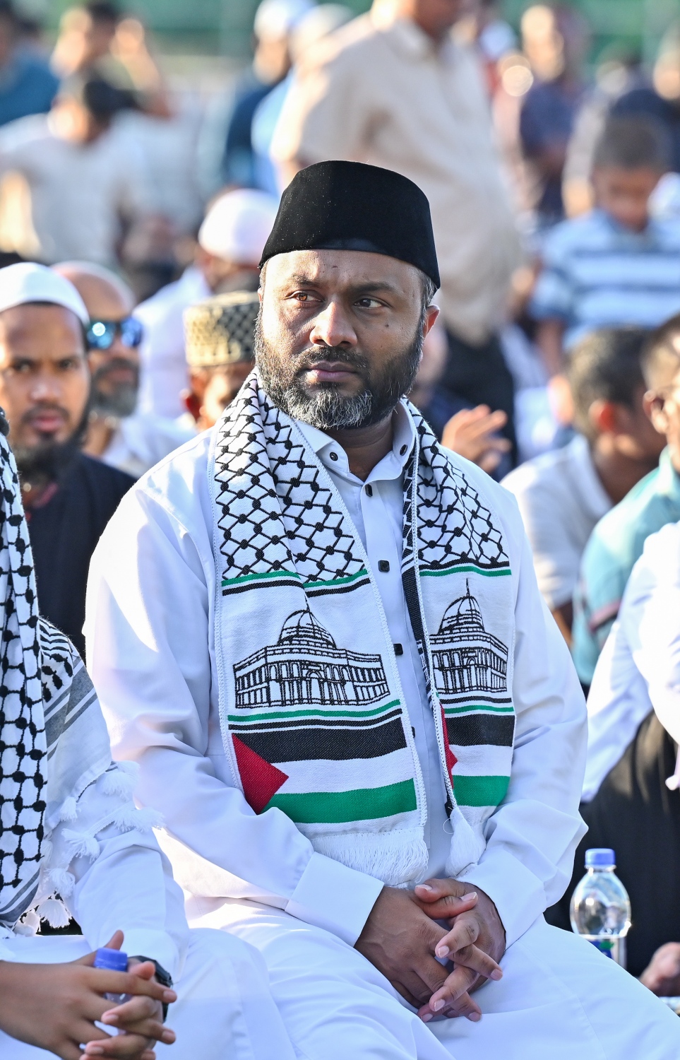 މާލޭގައި ބޭއްވި ފިިތުރު އީދު ނަމާދުގެ ބޮޑު ޖަމާއަތުގައި އިސްލާމިކް މިނިސްޓަރު މުހައްމަދު ޝަހީމް އަލީ ސައީދު ނަމާދު ކުރާ ސަރަހައްދުގައި މަޑުކޮށްލައްވައިގެން.-- ފޮޓޯ: ނިޝާން އަލީ /މިހާރު