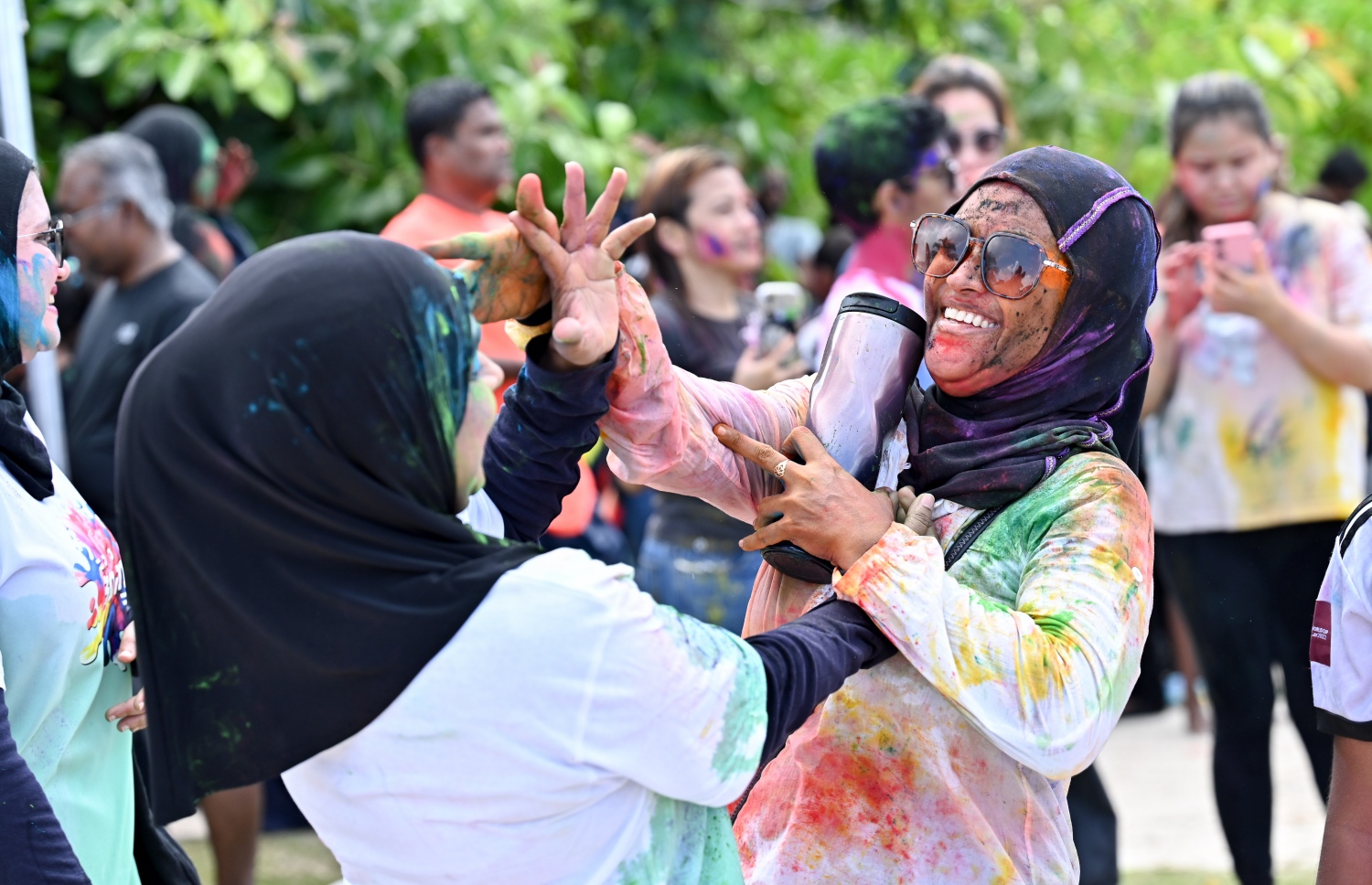 މި އަހަރުގެ ފިތުރު އީދު ފާހަގަކުރުމުގެ ގޮތުން މާލޭ ރަސްފަންނު ސަރަހައްދުގައި ބޭއްވި "މަގޭ އީދު" ކުޅިވަރު ހަރަކާތްތަކުގައި ބަޔަކު ކުލަ ޖަހަނީ. އެކި އުމުރުގެ ގިނަ އަދަދެއްގެ ބަޔަކު ކުޅިވަރުތަކުގައި ބައިވެރިވި. -- ފޮޓޯ: ނިޝާން އަލީ | މިހާރު