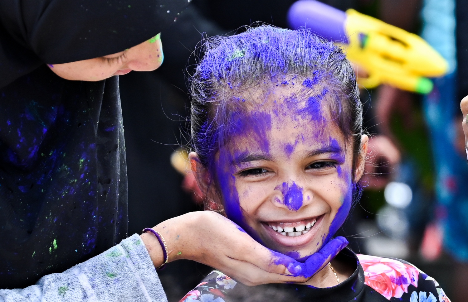 މި އަހަރުގެ ފިތުރު އީދު ފާހަގަކުރުމުގެ ގޮތުން މާލޭ ރަސްފަންނު ސަރަހައްދުގައި ބޭއްވި "މަގޭ އީދު" ކުޅިވަރު ހަރަކާތްތަކުގައި ބައިވެރިވި ކުއްޖެއްގެ މޫނުގައި ކުލަ ހާކަނީ. އެކި އުމުރުގެ ގިނަ އަދަދެއްގެ ބަޔަކު ކުޅިވަރުތަކުގައި ބައިވެރިވި. -- ފޮޓޯ: ނިޝާން އަލީ | މިހާރު