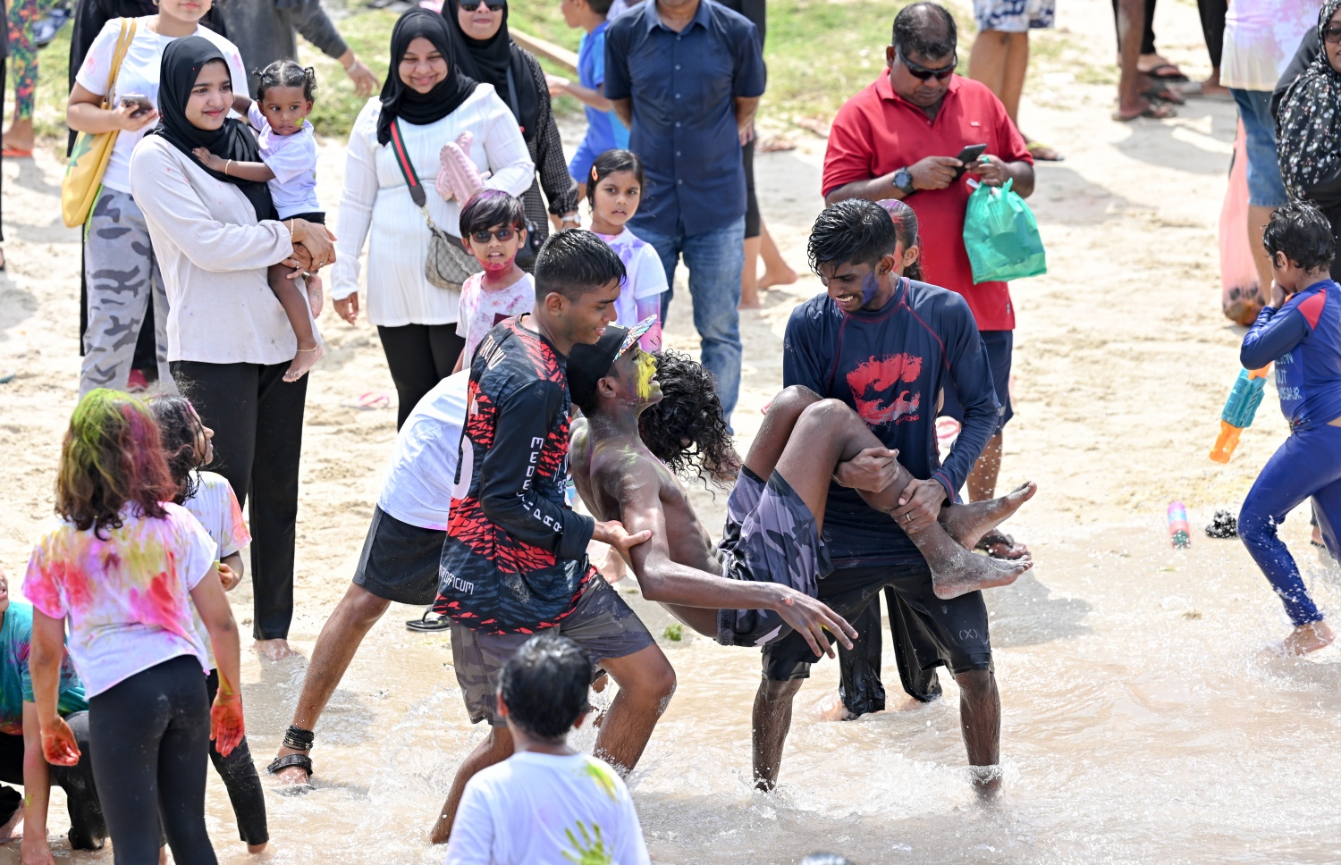 މި އަހަރުގެ ފިތުރު އީދު ފާހަގަކުރުމުގެ ގޮތުން މާލޭ ރަސްފަންނު ސަރަހައްދުގައި ބޭއްވި "މަގޭ އީދު" ކުޅިވަރު ހަރަކާތްތަކުގައި ބަޔަކު މީހަކު މޫދަށް ލަނީ. އެކި އުމުރުގެ ގިނަ އަދަދެއްގެ ބަޔަކު ކުޅިވަރުތަކުގައި ބައިވެރިވި. -- ފޮޓޯ: ނިޝާން އަލީ | މިހާރު