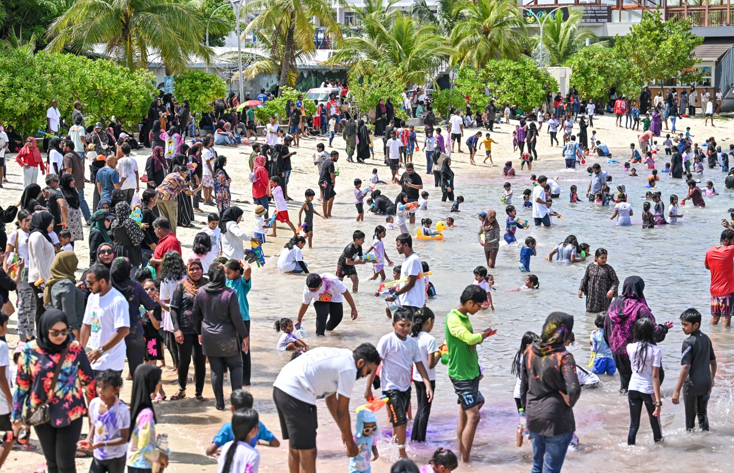 މި އަހަރުގެ ފިތުރު އީދު ފާހަގަކުރުމުގެ ގޮތުން މާލޭ ރަސްފަންނު ސަރަހައްދުގައި ބޭއްވި "މަގޭ އީދު" ކުޅިވަރު ހަރަކާތްތައް ކުރިއަށްދަނީ. އެކި އުމުރުގެ ގިނަ އަދަދެއްގެ ބަޔަކު ކުޅިވަރުތަކުގައި ބައިވެރިވި. -- ފޮޓޯ: ނިޝާން އަލީ | މިހާރު