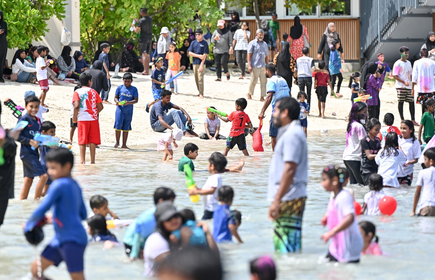 މި އަހަރުގެ ފިތުރު އީދު ފާހަގަކުރުމުގެ ގޮތުން މާލޭ ރަސްފަންނު ސަރަހައްދުގައި ބޭއްވި "މަގޭ އީދު" ކުޅިވަރު ހަރަކާތްތައް ކުރިއަށްދަނީ. އެކި އުމުރުގެ ގިނަ އަދަދެއްގެ ބަޔަކު ކުޅިވަރުތަކުގައި ބައިވެރިވި. -- ފޮޓޯ: ނިޝާން އަލީ | މިހާރު