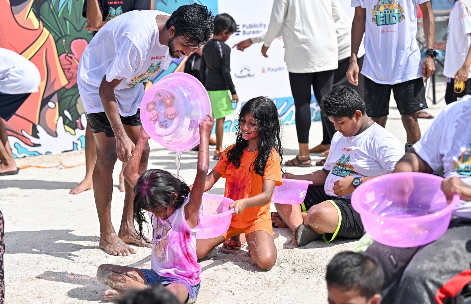 މި އަހަރުގެ ފިތުރު އީދު ފާހަގަކުރުމުގެ ގޮތުން މާލޭ ރަސްފަންނު ސަރަހައްދުގައި ބޭއްވި "މަގޭ އީދު" ކުޅިވަރު ހަރަކާތްތައް ކުރިއަށްދަނީ. އެކި އުމުރުގެ ގިނަ އަދަދެއްގެ ބަޔަކު ކުޅިވަރުތަކުގައި ބައިވެރިވި. -- ފޮޓޯ: ނިޝާން އަލީ | މިހާރު