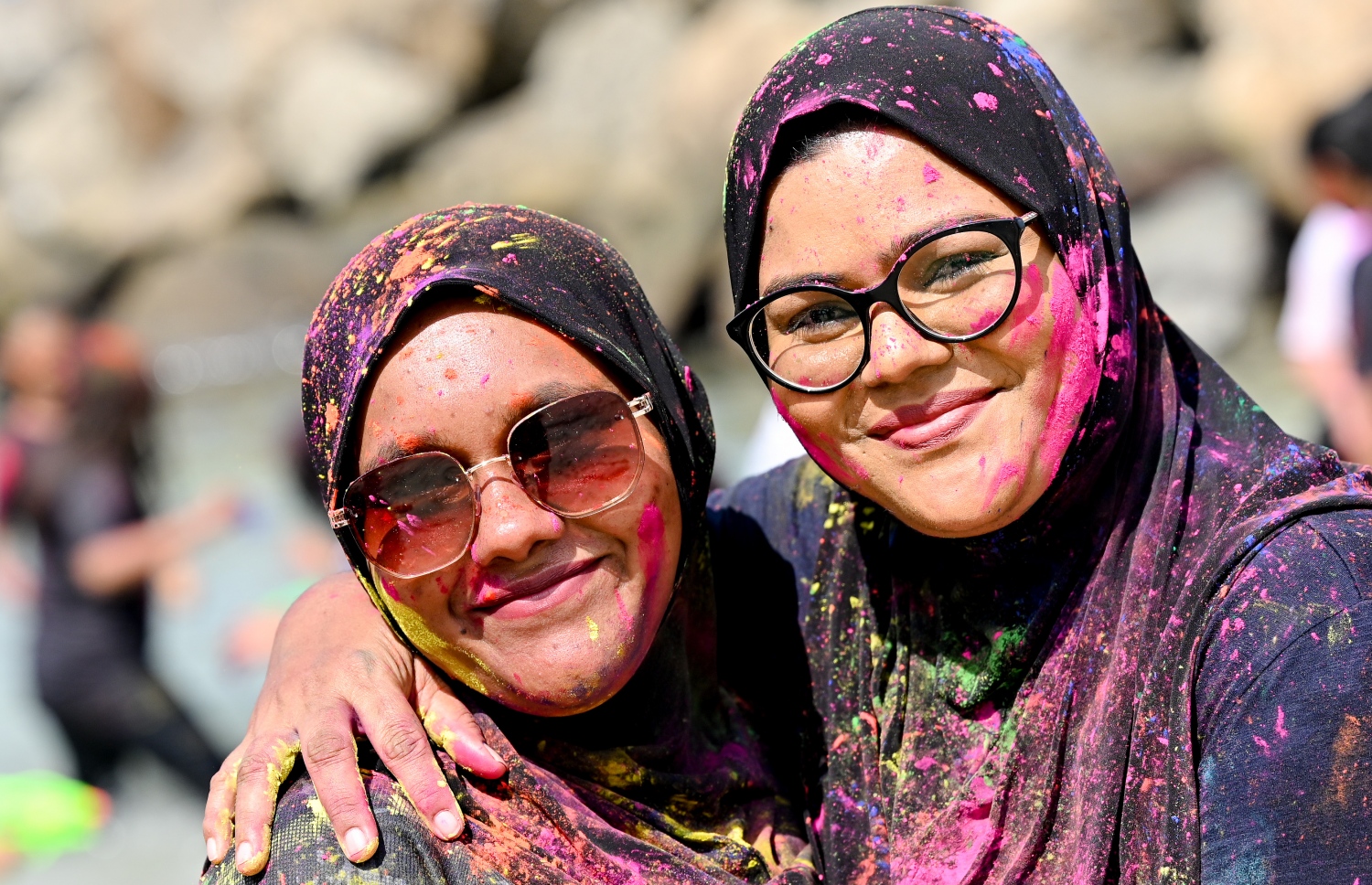 މި އަހަރުގެ ފިތުރު އީދު ފާހަގަކުރުމުގެ ގޮތުން މާލޭ ރަސްފަންނު ސަރަހައްދުގައި ބޭއްވި "މަގޭ އީދު" ކުޅިވަރުތަކުގައި ފެނާއި ކުލަ ޖެހުމުގައި ބައިވެރިވި ދެ މީހަކު ފޮޓޯއަކަށް ހުއްޓިގެން. .-- ފޮޓޯ: ނިޝާން އަލީ | މިހާރު