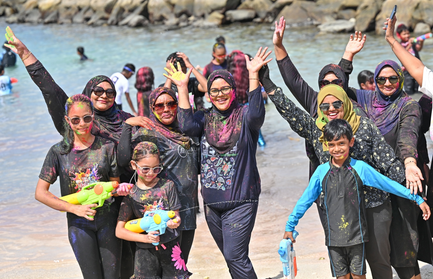 މި އަހަރުގެ ފިތުރު އީދު ފާހަގަކުރުމުގެ ގޮތުން މާލޭ ރަސްފަންނު ސަރަހައްދުގައި ބޭއްވި "މަގޭ އީދު" ކުޅިވަރުތަކުގައި އޮތް ކުލަ ޖެހުމުގެ އިވެންޓެއްގައި ބައިވެރިވި ބަޔަކު ފޮޓޯއަކަށް ހުއްޓިގެން. .-- ފޮޓޯ: ނިޝާން އަލީ | މިހާރު