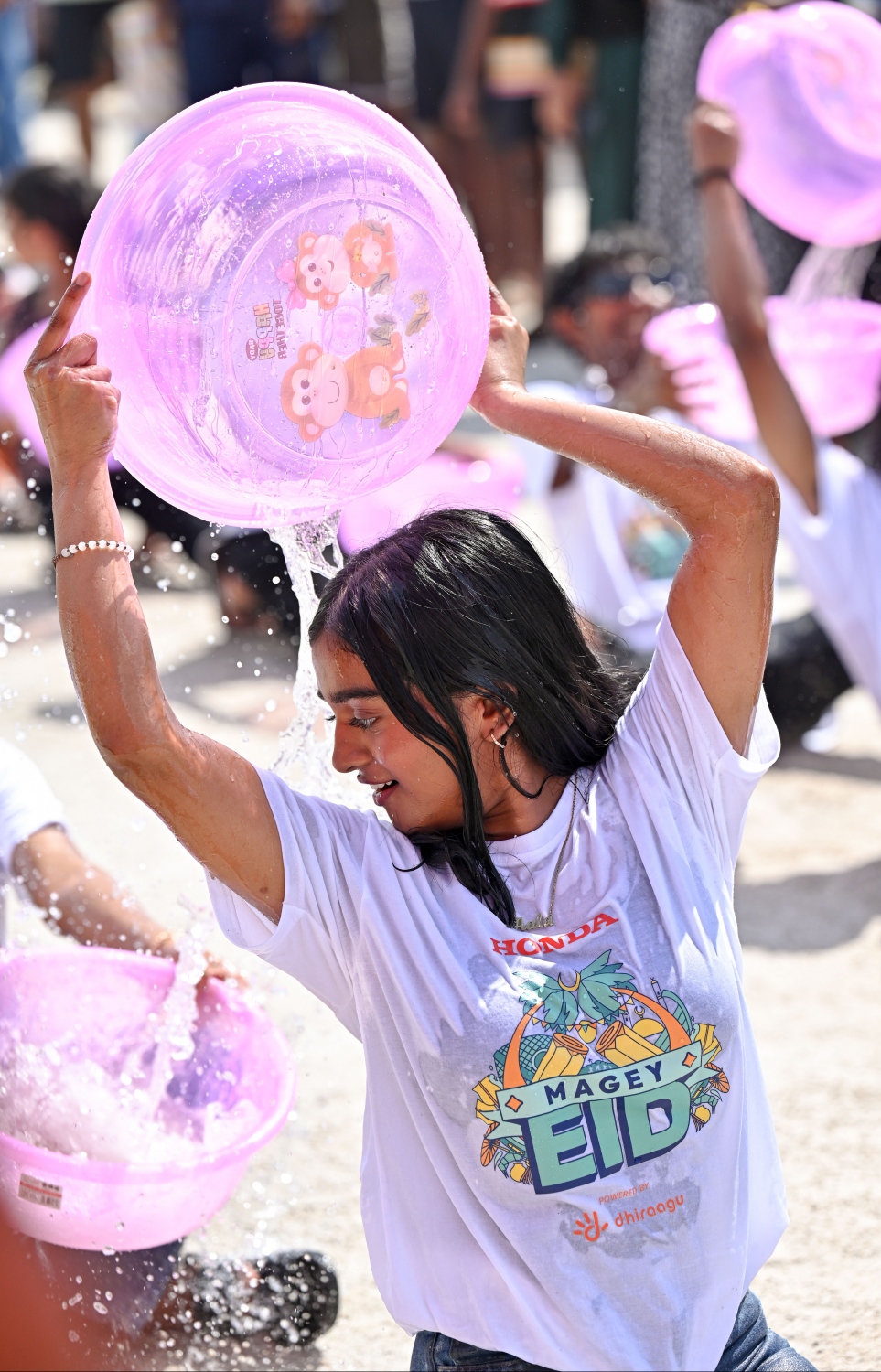 މި އަހަރުގެ ފިތުރު އީދު ފާހަގަކުރުމުގެ ގޮތުން މާލޭ ރަސްފަންނު ސަރަހައްދުގައި ބޭއްވި "މަގޭ އީދު" ކުޅިވަރު ހަރަކާތްތައް ކުރިއަށްދަނީ. އެކި އުމުރުގެ ގިނަ އަދަދެއްގެ ބަޔަކު ކުޅިވަރުތަކުގައި ބައިވެރިވި. -- ފޮޓޯ: ނިޝާން އަލީ | މިހާރު