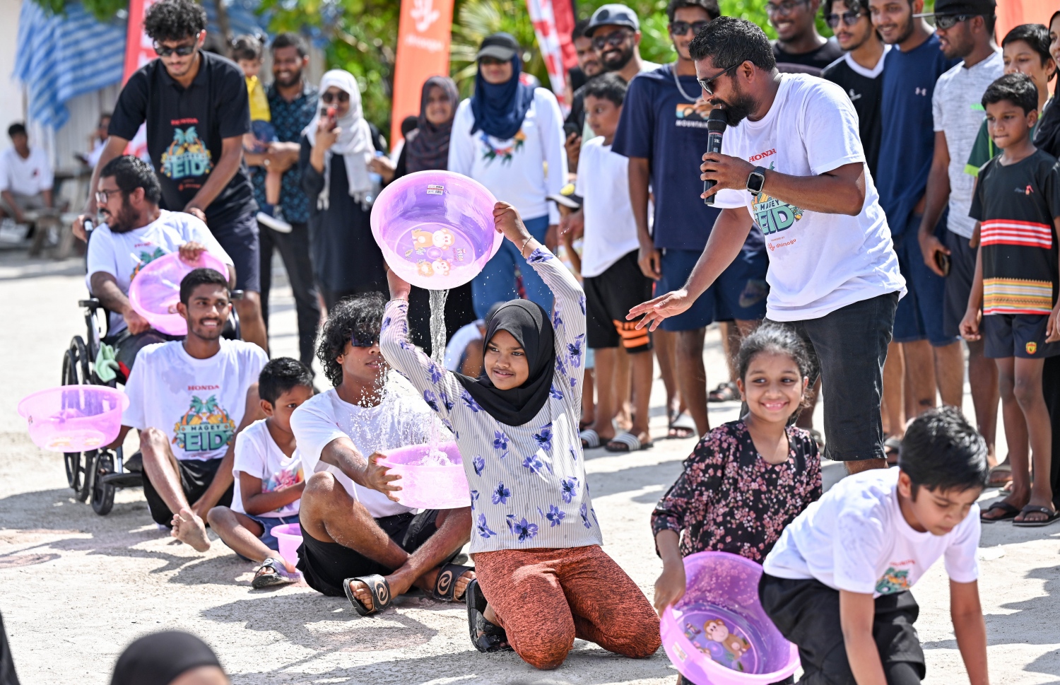 މި އަހަރުގެ ފިތުރު އީދު ފާހަގަކުރުމުގެ ގޮތުން މާލޭ ރަސްފަންނު ސަރަހައްދުގައި ބޭއްވި "މަގޭ އީދު" ކުޅިވަރު ހަރަކާތްތައް ކުރިއަށްދަނީ. އެކި އުމުރުގެ ގިނަ އަދަދެއްގެ ބަޔަކު ކުޅިވަރުތަކުގައި ބައިވެރިވި. -- ފޮޓޯ: ނިޝާން އަލީ | މިހާރު