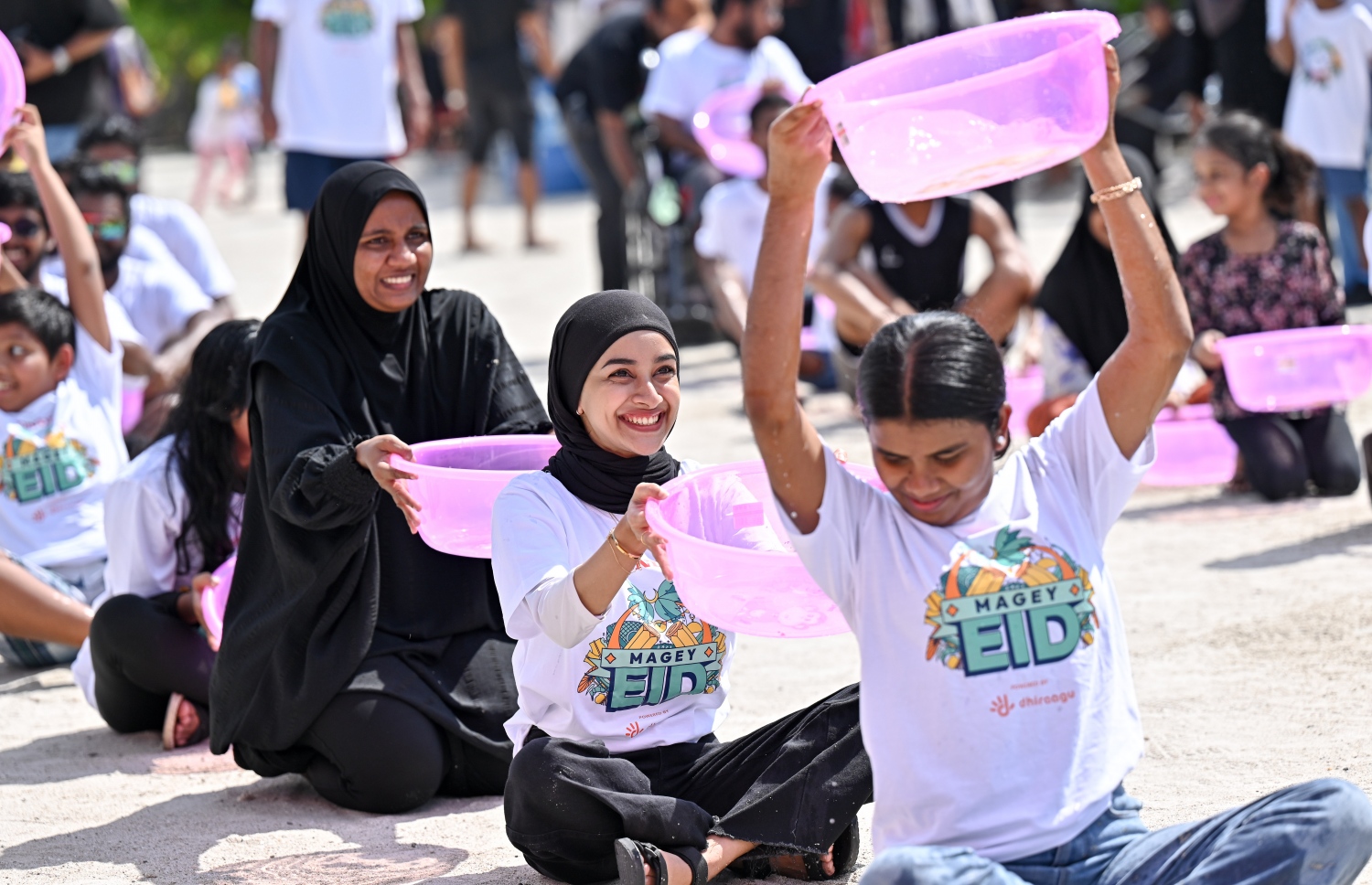 މި އަހަރުގެ ފިތުރު އީދު ފާހަގަކުރުމުގެ ގޮތުން މާލޭ ރަސްފަންނު ސަރަހައްދުގައި ބޭއްވި "މަގޭ އީދު" ކުޅިވަރު ހަރަކާތްތަކުގައި އޮތް އިވެންޓެއްގައި ބަޔަކު ބައިވެރިވަނީ. އެކި އުމުރުގެ ގިނަ އަދަދެއްގެ ބަޔަކު ކުޅިވަރުތަކުގައި ބައިވެރިވި. -- ފޮޓޯ: ނިޝާން އަލީ | މިހާރު