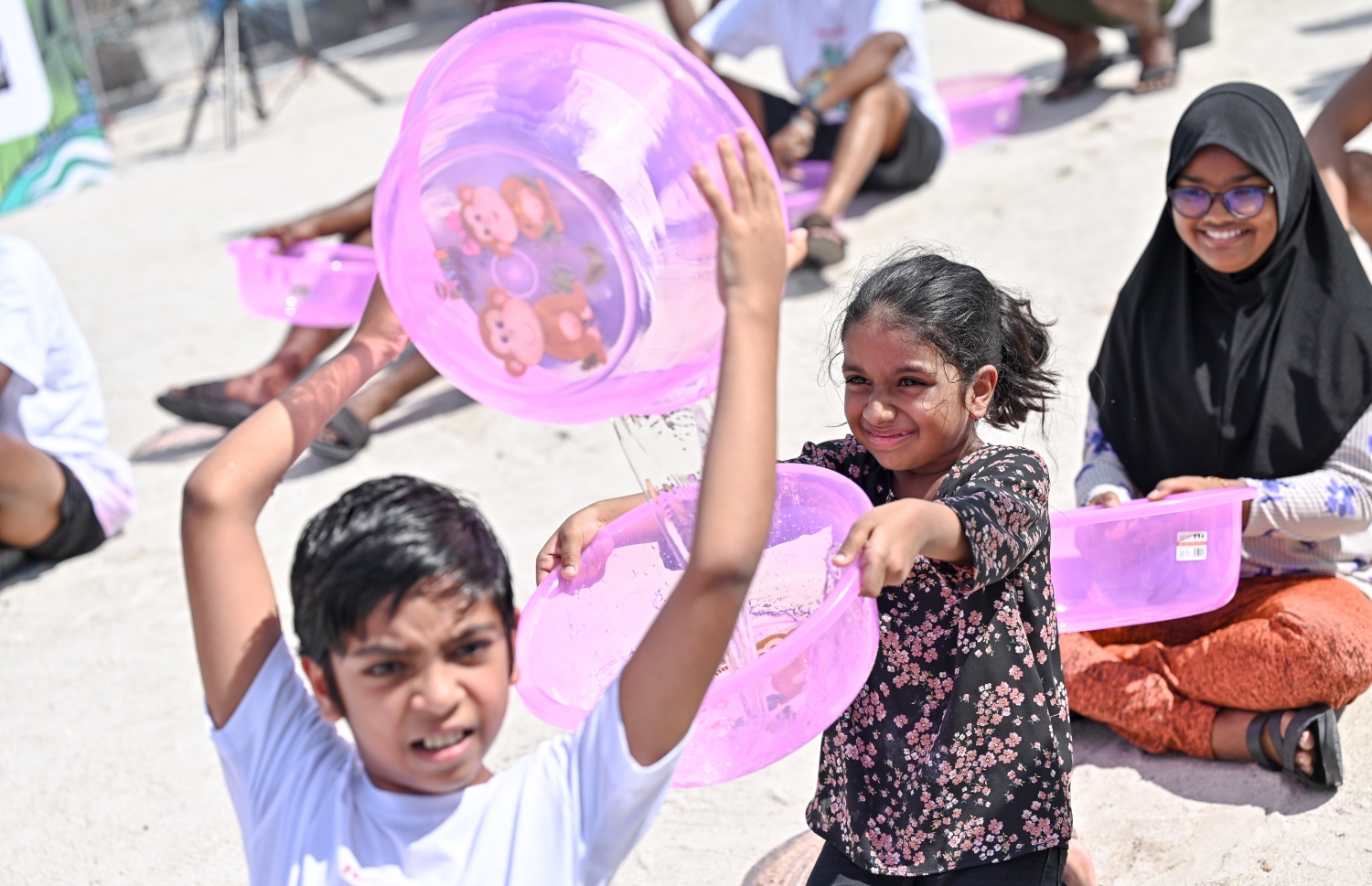 މި އަހަރުގެ ފިތުރު އީދު ފާހަގަކުރުމުގެ ގޮތުން މާލޭ ރަސްފަންނު ސަރަހައްދުގައި ބޭއްވި "މަގޭ އީދު" ކުޅިވަރު ހަރަކާތްތަކުގައި އޮތް އިވެންޓެއްގައި ކުދިންތަކެއް ބައިވެރިވަނީ. އެކި އުމުރުގެ ގިނަ އަދަދެއްގެ ބަޔަކު ކުޅިވަރުތަކުގައި ބައިވެރިވި. -- ފޮޓޯ: ނިޝާން އަލީ | މިހާރު