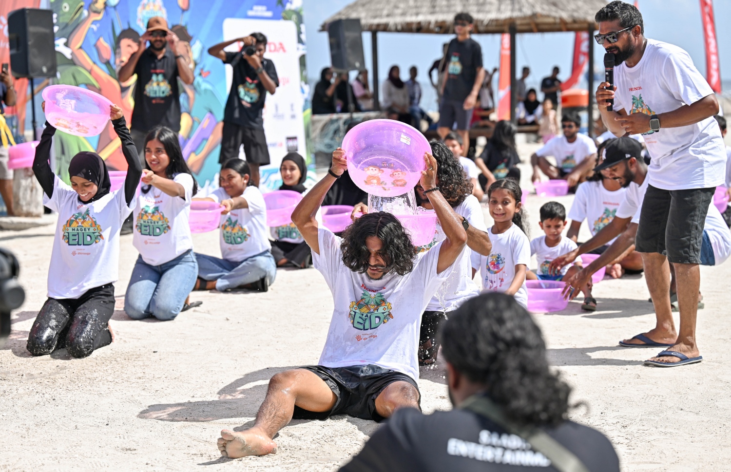 މި އަހަރުގެ ފިތުރު އީދު ފާހަގަކުރުމުގެ ގޮތުން މާލޭ ރަސްފަންނު ސަރަހައްދުގައި ބޭއްވި "މަގޭ އީދު" ކުޅިވަރު ހަރަކާތްތަކުގެ ބައެއް ބައިވެރިން. އެކި އުމުރުގެ ގިނަ އަދަދެއްގެ ބަޔަކު ކުޅިވަރުތަކުގައި ބައިވެރިވި. -- ފޮޓޯ: ނިޝާން އަލީ | މިހާރު