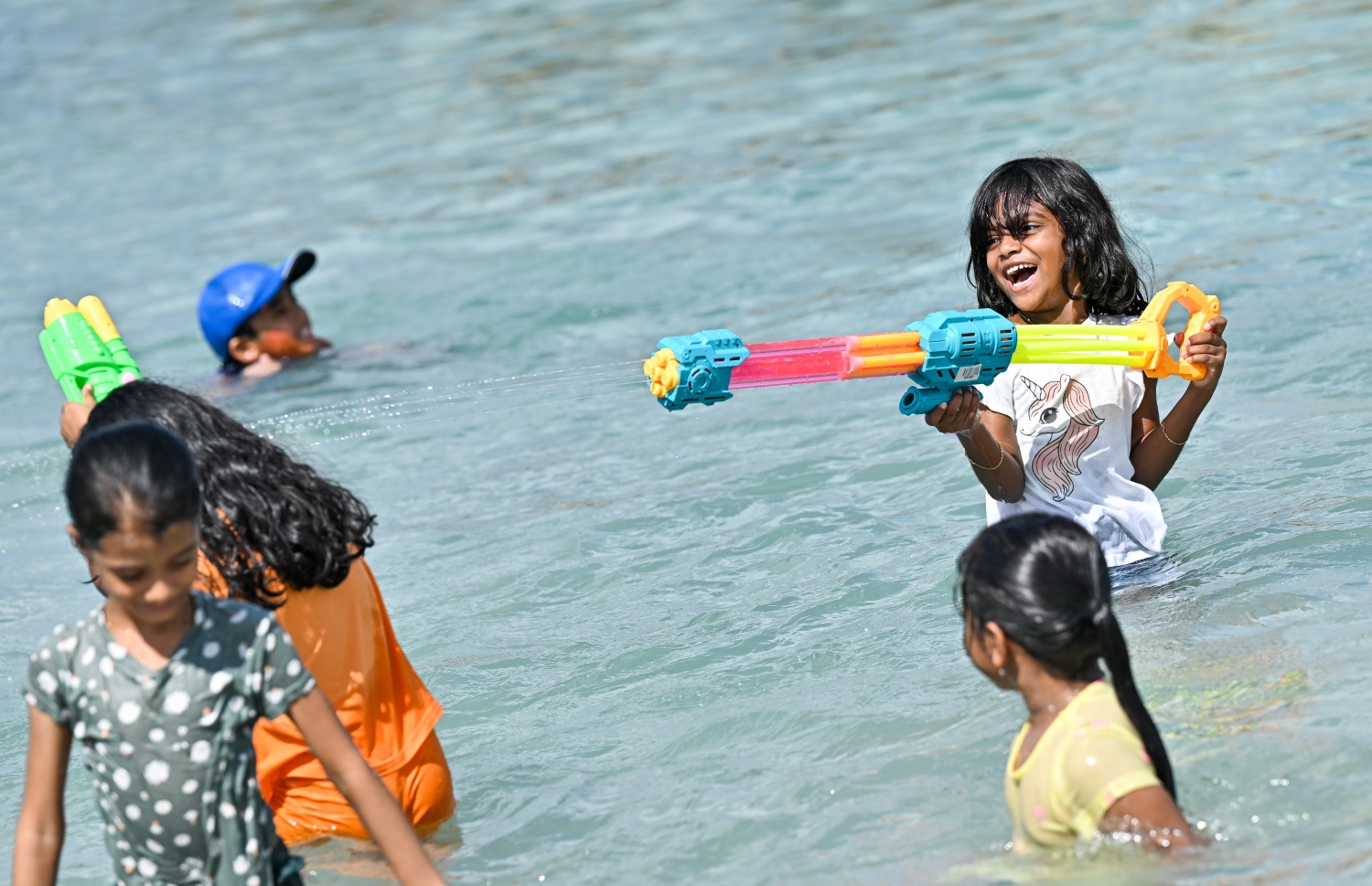 މި އަހަރުގެ ފިތުރު އީދު ފާހަގަކުރުމުގެ ގޮތުން މާލޭ ރަސްފަންނު ސަރަހައްދުގައި ބޭއްވި "މަގޭ އީދު" ކުޅިވަރުތަކުގައި ބައިވެރިވި ކުދިންތަކެއް ކުލަ ޖަހަނީ. .-- ފޮޓޯ: ނިޝާން އަލީ | މިހާރު