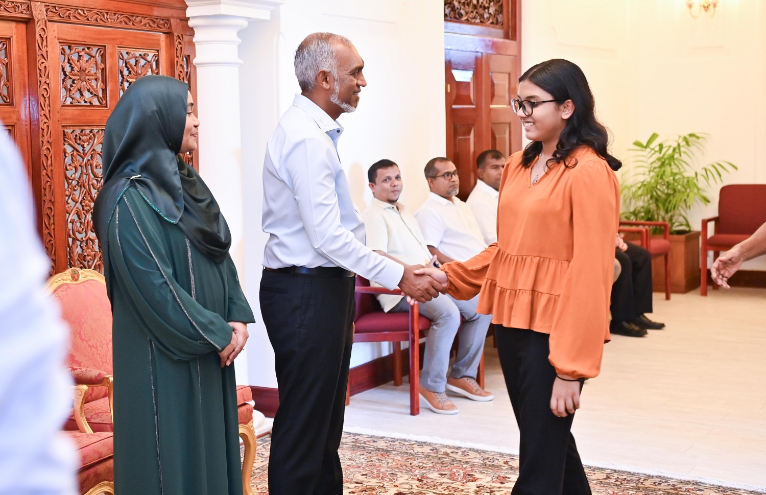 ފިތުރު އީދު ދުވަހުުގެ މުނާސަބަތުގައި ރައީސް ޑރ. މުހައްމަދު މުއިއްޒު އަދި އަނބިކަނބަލުން ސާޖިދާ މުހައްމަދު މުލިއާގޭގައި ބޭއްވި އީދު ސަލާމް ކުރުމުގެ ހަފްލާގައި ރައީސް، ކުއްޖަކާ ސަލާމް ކުރައްވަނީ.-- ފޮޓޯ: ރައީސް އޮފީސް