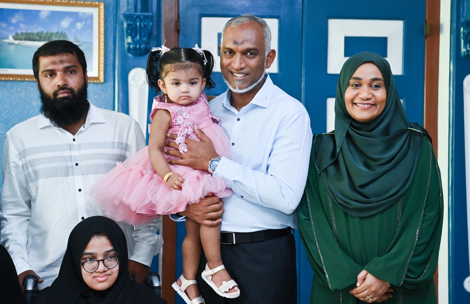 ރައީސްގެ ދެކަނބަލުން އީދު ސަލާމް ކުރެއްވުން