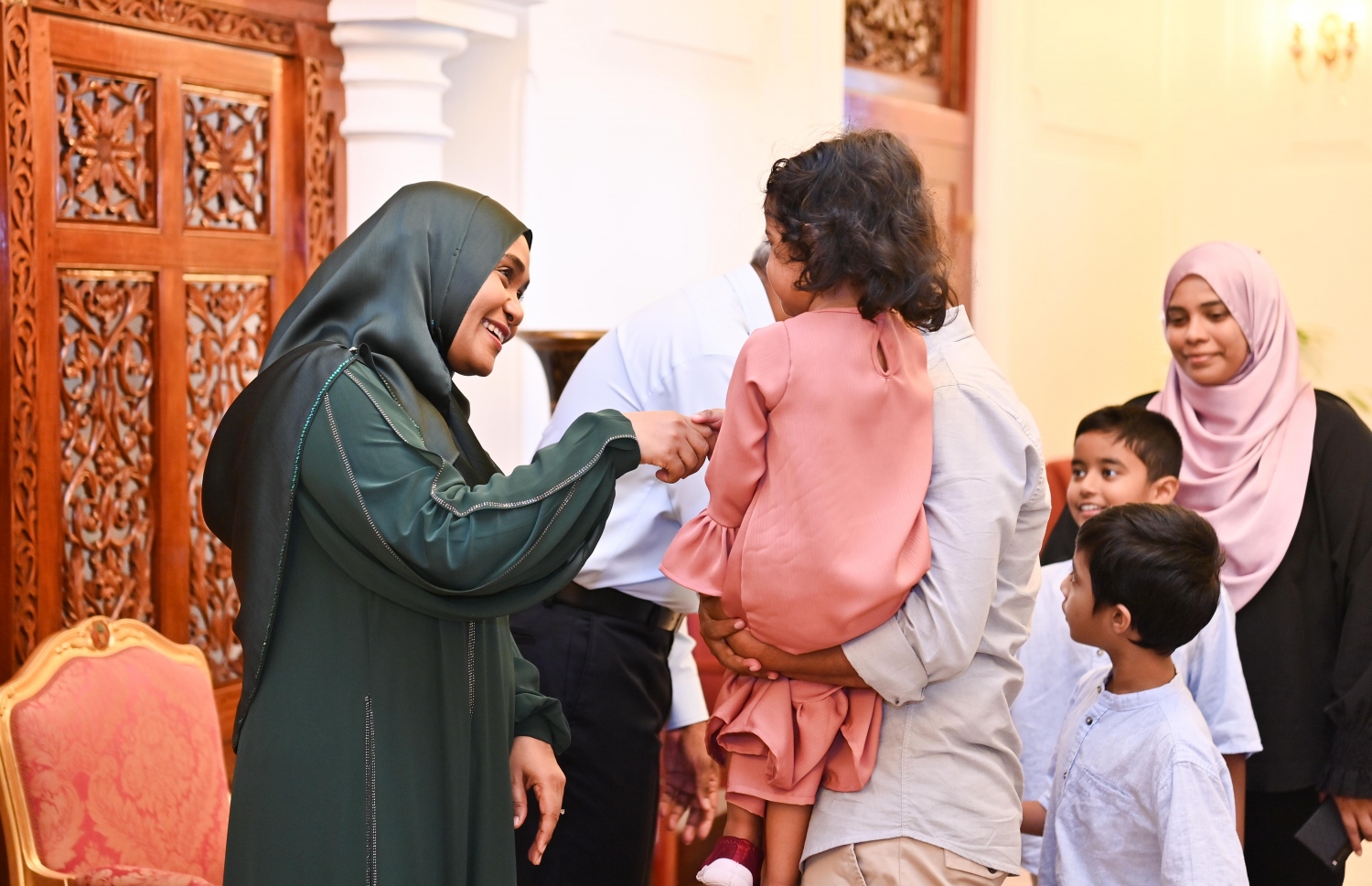 ފިތުރު އީދު ދުވަހުުގެ މުނާސަބަތުގައި ރައީސް ޑރ. މުހައްމަދު މުއިއްޒު އަދި އަނބިކަނބަލުން ސާޖިދާ މުހައްމަދު މުލިއާގޭގައި ބޭއްވި އީދު ސަލާމް ކުރުމުގެ ހަފްލާގައި ފަސްޓް ލޭޑީ ސާޖިދާ، ތުއްތު ކުއްޖަކާ ސަލާމް ކުރައްވަނީ.-- ފޮޓޯ: ރައީސް އޮފީސް