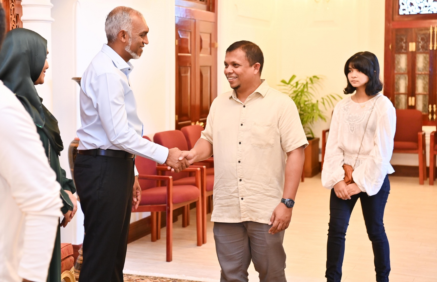 ފިތުރު އީދު ދުވަހުުގެ މުނާސަބަތުގައި ރައީސް ޑރ. މުހައްމަދު މުއިއްޒު އަދި އަނބިކަނބަލުން ސާޖިދާ މުހައްމަދު މުލިއާގޭގައި ބޭއްވި އީދު ސަލާމް ކުރުމުގެ ހަފްލާގައި ރައީސް، ފިނޭންސް މިނިސްޓަރު މުހައްމަދު ޝަފީގް އާ ސަލާމް ކުރައްވަނީ.-- ފޮޓޯ: ރައީސް އޮފީސް