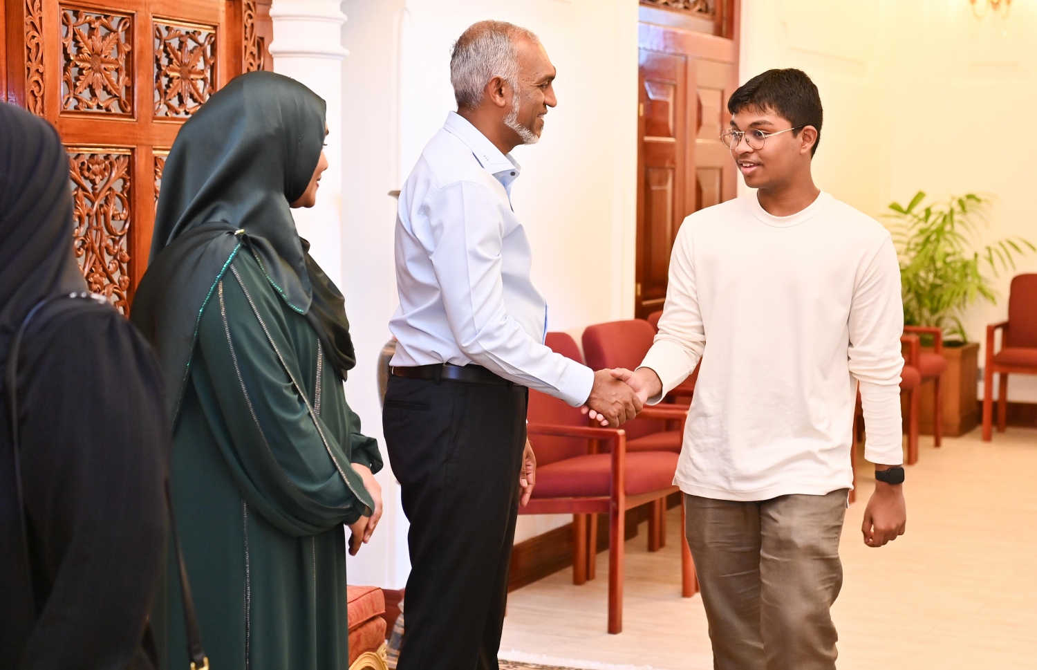 ފިތުރު އީދު ދުވަހުުގެ މުނާސަބަތުގައި ރައީސް ޑރ. މުހައްމަދު މުއިއްޒު އަދި އަނބިކަނބަލުން ސާޖިދާ މުހައްމަދު މުލިއާގޭގައި ބޭއްވި އީދު ސަލާމް ކުރުމުގެ ތެރެއިން ރައީސް ކުއްޖަކާ ސަލާމް ކުރައްވަނީ.-- ފޮޓޯ: ރައީސް އޮފީސް