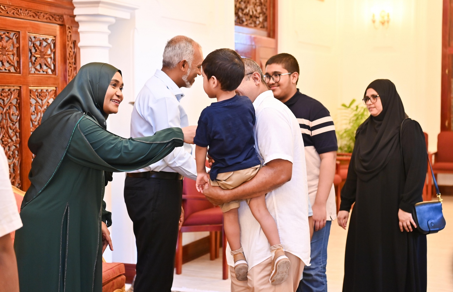 ފިތުރު އީދު ދުވަހުުގެ މުނާސަބަތުގައި ރައީސް ޑރ. މުހައްމަދު މުއިއްޒު އަދި އަނބިކަނބަލުން ސާޖިދާ މުހައްމަދު މުލިއާގޭގައި ބޭއްވި އީދު ސަލާމް ކުރުމުގެ ހަފްލާގައި ހެލްތު މިނިސްޓަރު ޑރ. އަބްދުﷲ ހަލީލްގެ ދަރިފުޅު ފަސްޓް ލޭޑީ ސާޖިދާއާ ސަލާމް ކުރައްވަނީ.-- ފޮޓޯ: ރައީސް އޮފީސް