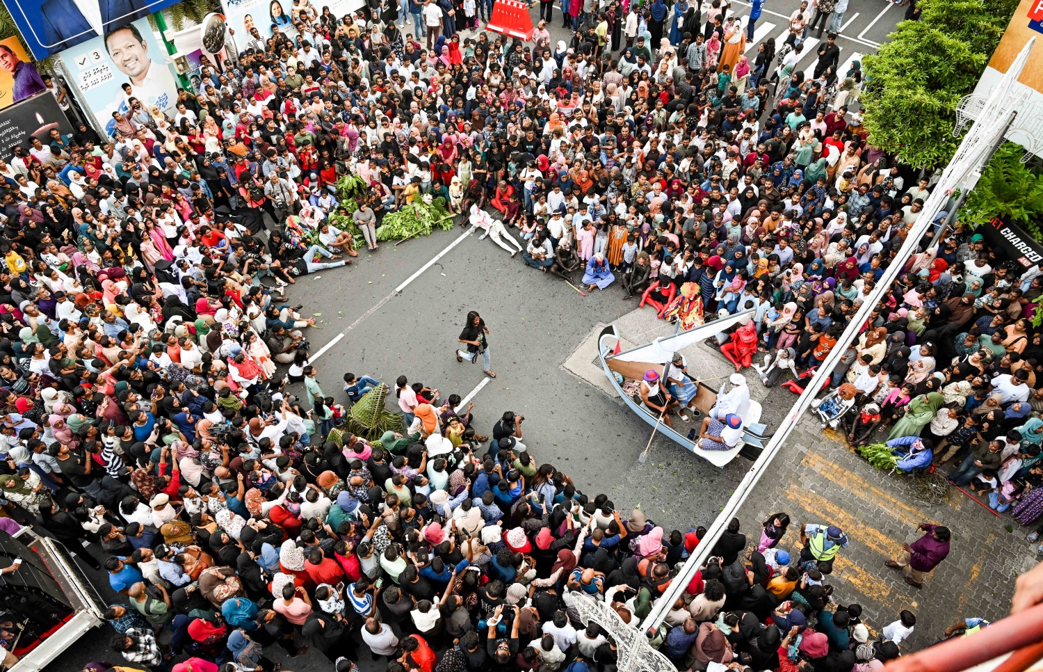 ސާދަ އެންޓަޓެއިންމަންޓާއި މާލޭ ސިޓީ ކައުންސިލް ގުޅިގެން ފިތުރު އީދު ދުވަސް ކުލަގަދަކޮށް ފާހަގަކުރަން މާލޭގައި ބއްވި ބޮޑުމަސް ދުއްވުމާއި މާލި ޕެރޭޑް މަޖީދީ މަގުގައި ކުރިއަށް ގެންދަނީ: މި ހަރަކާތް ބެލުމަށް ވަރަށް ގިނަ ބަޔަކު ވަނީ މަޖީދީ މަގަށް ޖަމާވި.--- ފޮޓޯ: ނިޝާން އަލީ | މިހާރު