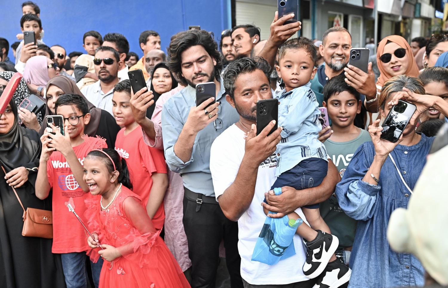 ބޮޑުމަސް ދުއްވުމާއި މާލި ޕެރޭޑް ބެލުމަށް ގިނަ އަދަދެއްގެ ބަޔަކު މަޖީދީ މަގަށް ޖަމާވި.--- ފޮޓޯ: ނިޝާން އަލީ | މިހާރު