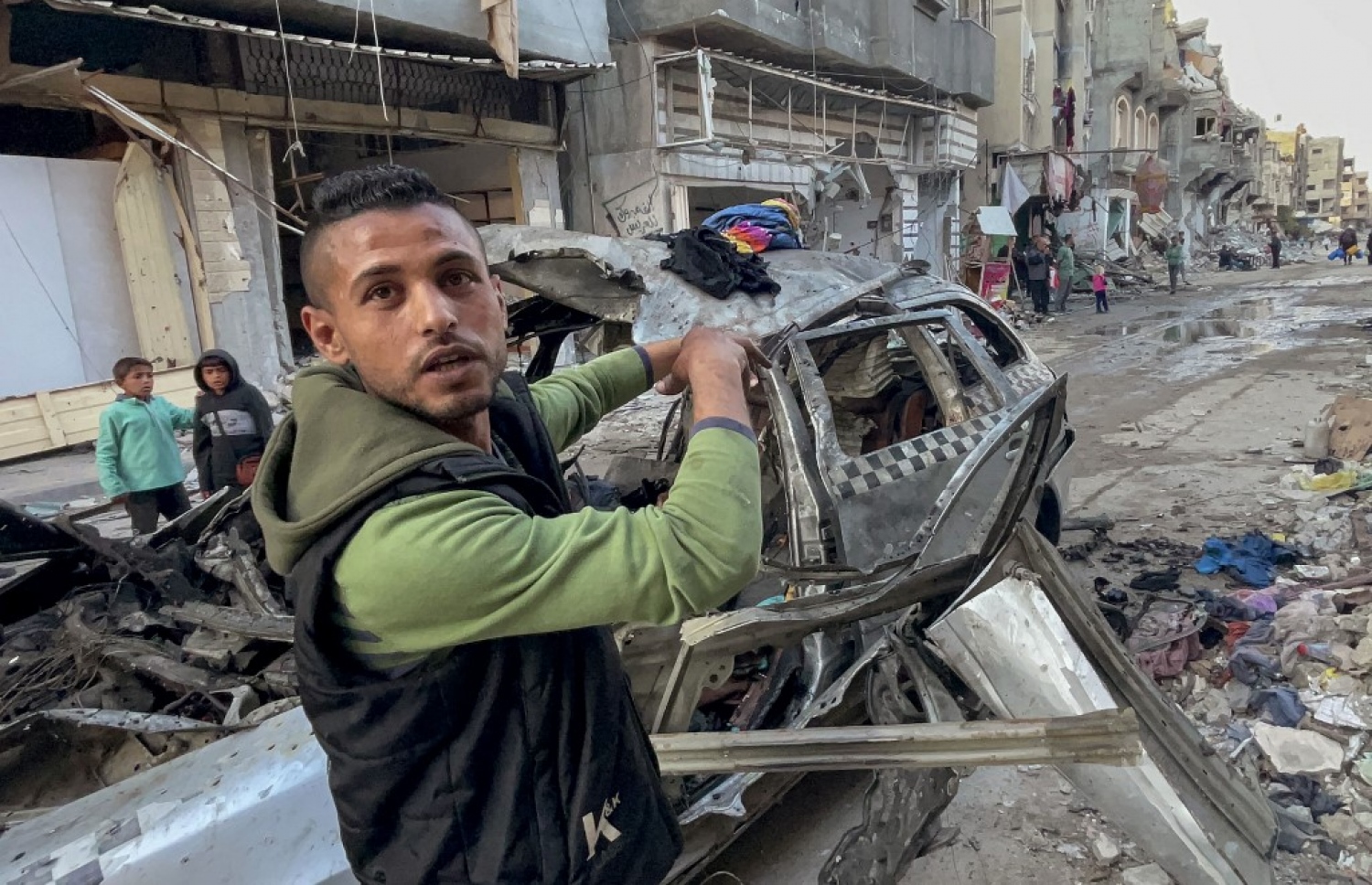 ހަމާސްގެ ލީޑަރު އިސްމާއިލް ހަނިއްޔާގެ ތިން ދަރިން ދަތުރުކުރެއްވި ކާރަށް ހަމަލާ ދިނުމުން އެތަނުގައި ބަޔަކު ހަރަކާތްތެރިވަނީ. މި ހަމަލާގައި ހަނިއްޔާގެ ތިން ދަރިންގެ އިތުރުން ކާފަ ދަރިންތަކެއް ވެސް އަވަހާރަވި. -- ފޮޓޯ: އޭއެފްޕީ