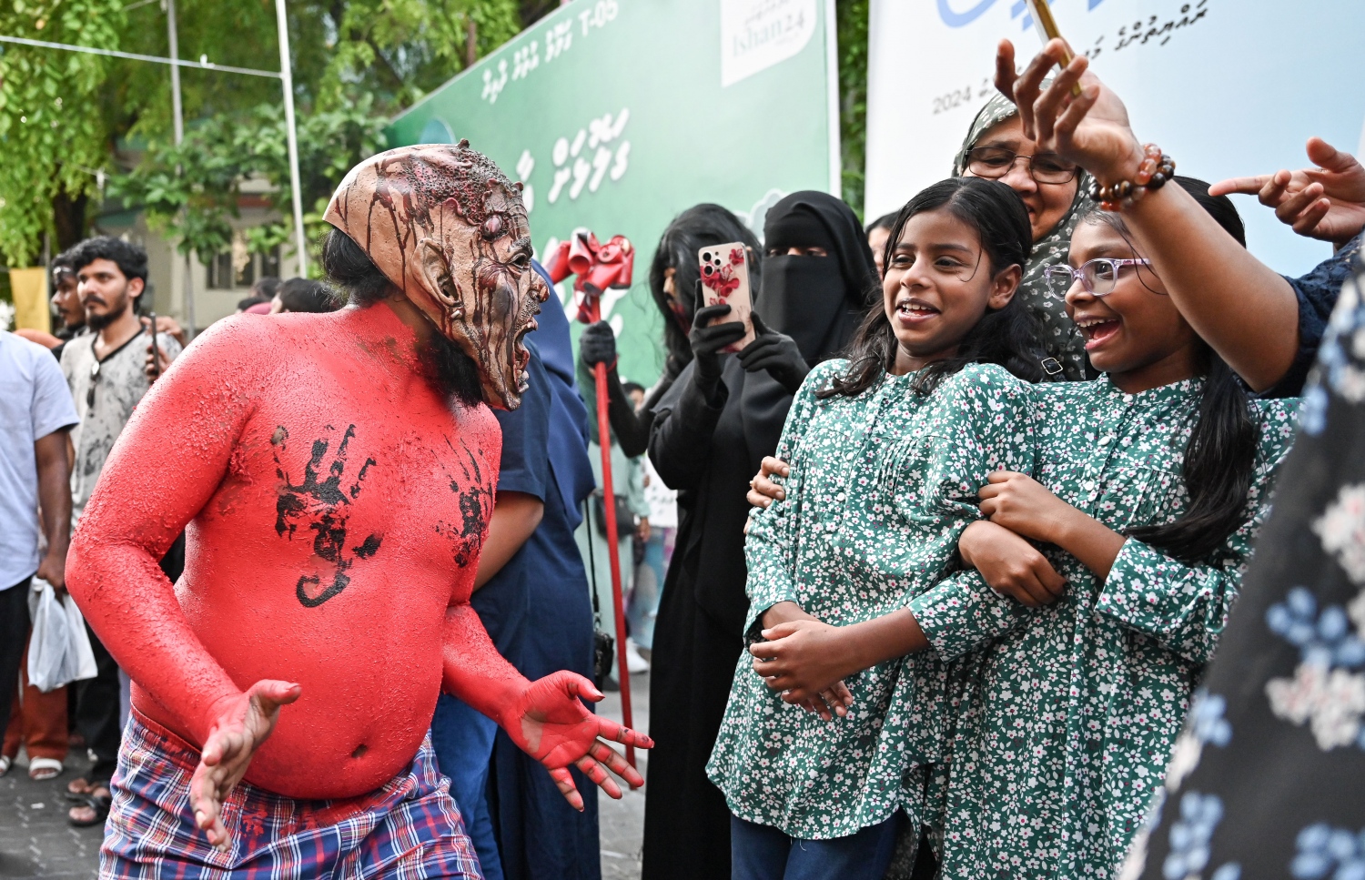 ފިތުރު އީދު ފާހަގަކުރަން މާލޭގައި ބޭއްވި މާލި ޕެރޭޑްގައި މާލި ހެދިގެން ހުރި މީހަކު ކުދިންތަކެއް ކައިރީގައި ހަރަކާތްތެރިވަނީ -- ފޮޓޯ: ނިޝާން އަލީ | މިހާރު