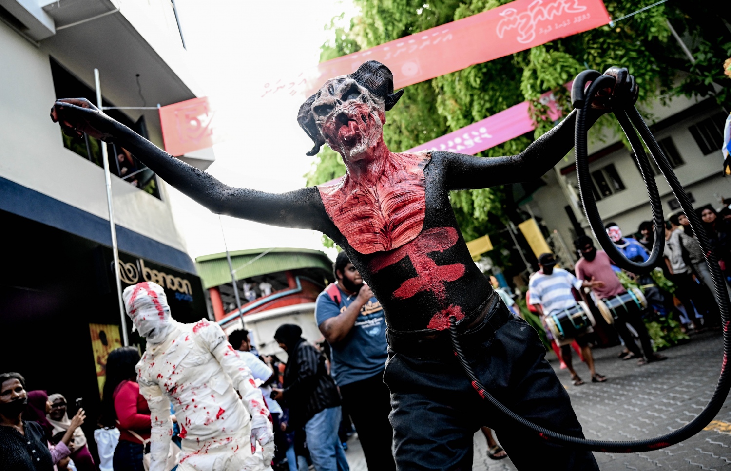 ފިތުރު އީދު ދުވަސް ފާހަގަކުރުމަށް މާލޭގައި ބޭއްވި މާލި ޕެރޭޑްގައި ބައިވެރިވި ފޫޅު ދިގު ހަނޑި ގޮތައް ހުރި މާއްޔެއް ހަރަކާތްތެރިވަނީ.--- ފޮޓޯ: ނިޝާން އަލީ | މިހާރު