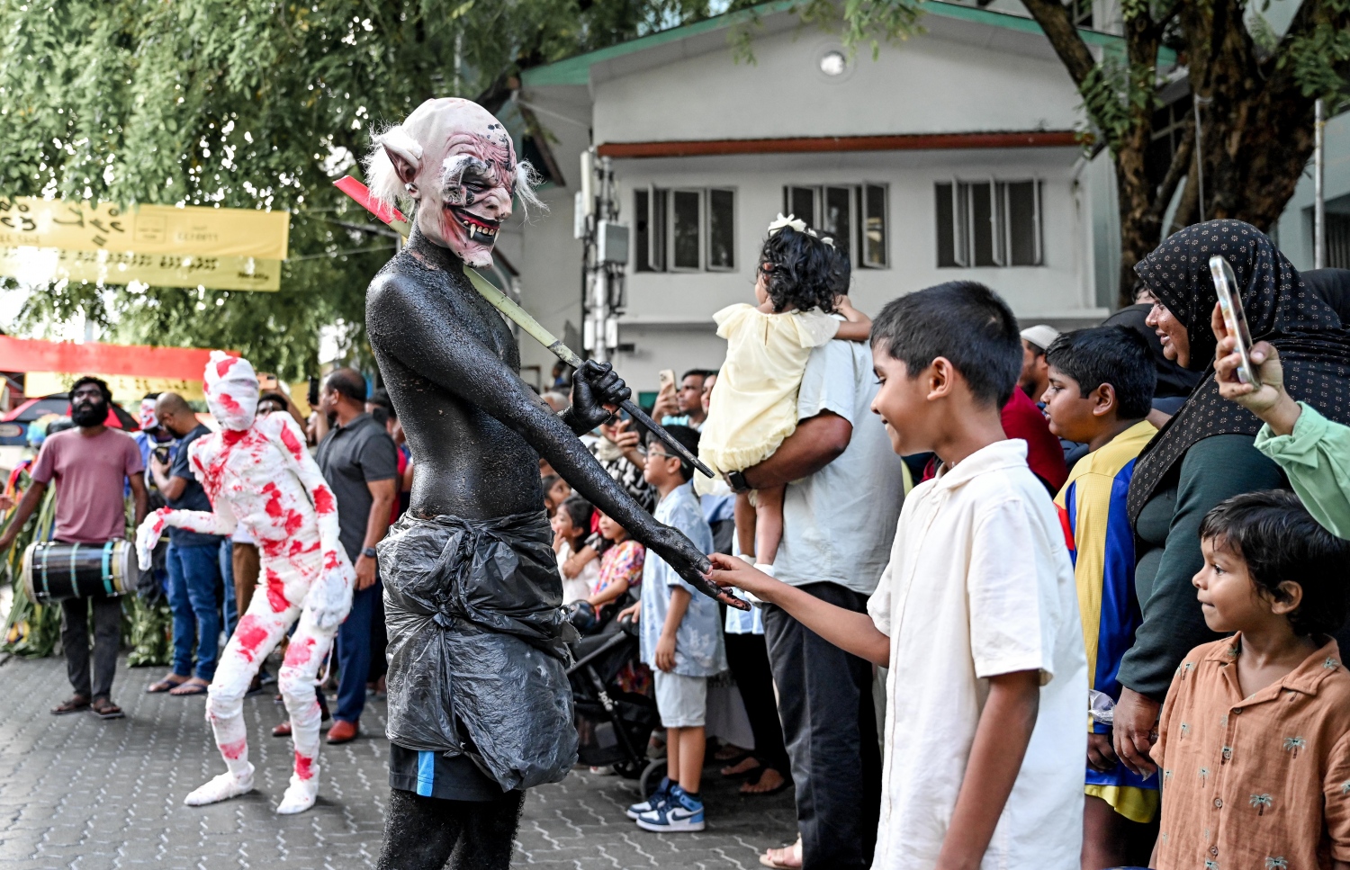 ފިތުރު އީދު ދުވަސް ފާހަގަކުރުމަށް މާލޭގައި މާލި ޕްރޭޑް ކުރިއަށް ގެންދަނީ: މި ހަރަކާތް ބަލާލުމަށް ގިނަ އަދަދެއްގެ ކުދިން ބެލެނިވެރިންނާ އެކު މަޖީދީ މަގަށް ޖަމާވި.--- ފޮޓޯ: ނިޝާން އަލީ | މިހާރު