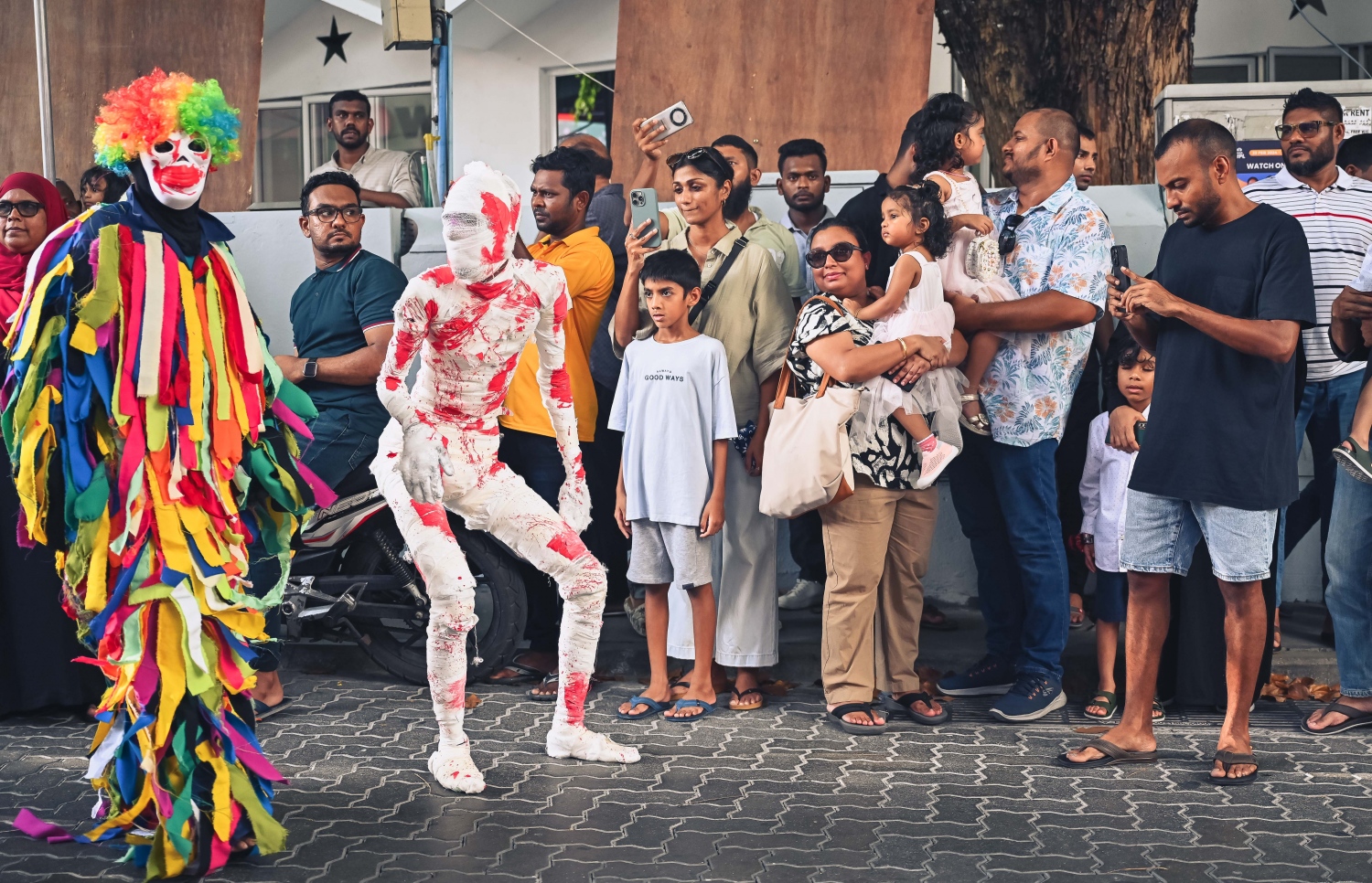 ފިތުރު އީދު ދުވަސް ފާހަގަކުރުމަށް މާލޭގައި މާލި ޕްރޭޑް ކުރިއަށް ގެންދަނީ: މި ހަރަކާތް ބަލާލުމަށް ގިނަ އަދަދެއްގެ ކުދިން ބެލެނިވެރިންނާ އެކު މަޖީދީ މަގަށް ޖަމާވި.--- ފޮޓޯ: ނިޝާން އަލީ | މިހާރު