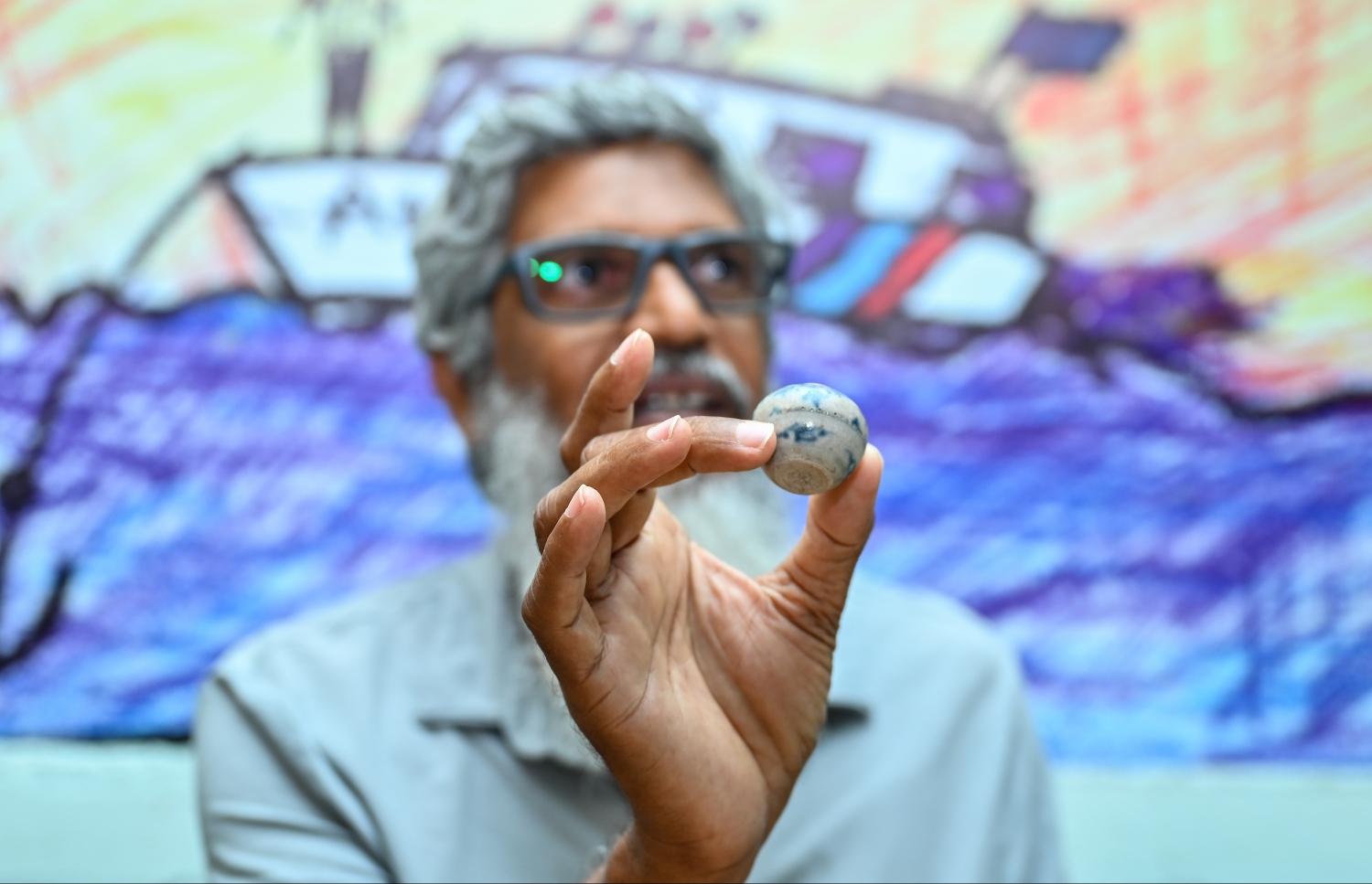 ޒަރީރު، ތާރީހީ ބައެއް ވާހަކަ "މިހާރު"ގެ ނޫސްވެރިންނަށް ކިޔައިދެނީ. -- ފޮޓޯ: ފަޔާޒް މޫސާ | މިހާރު