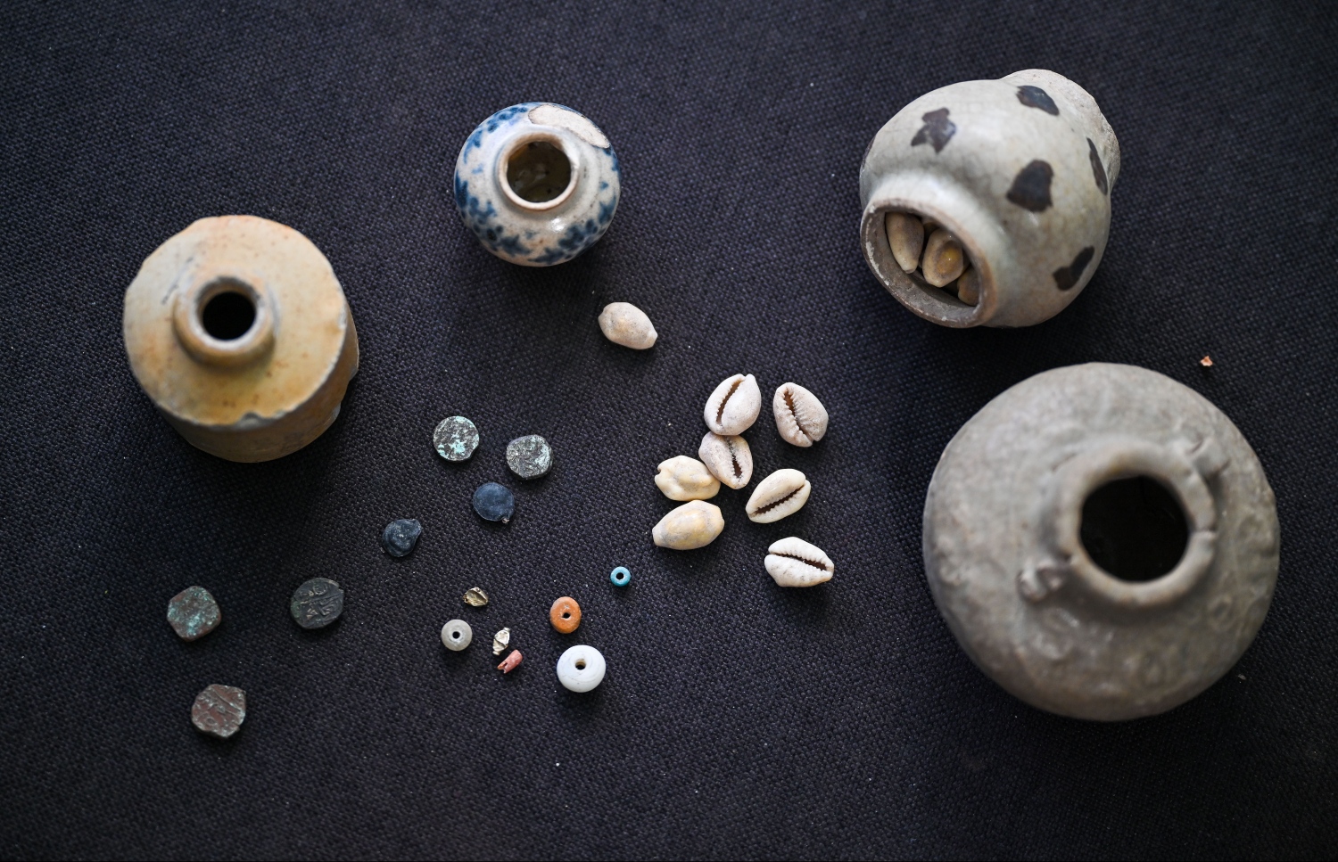 ޒަރީރު ރައްކާކޮށްފައި ހުރި އާސާރީ ބައެއް ތަކެތި ދައްކާލަނީ. -- ފޮޓޯ: ފަޔާޒް މޫސާ | މިހާރު