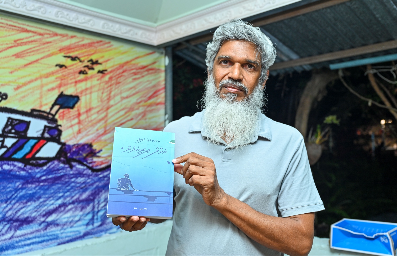 ޒަރީރު ލިއުނު ފޮތެއް ދައްކާލަނީ. -- ފޮޓޯ: ފަޔާޒް މޫސާ | މިހާރު