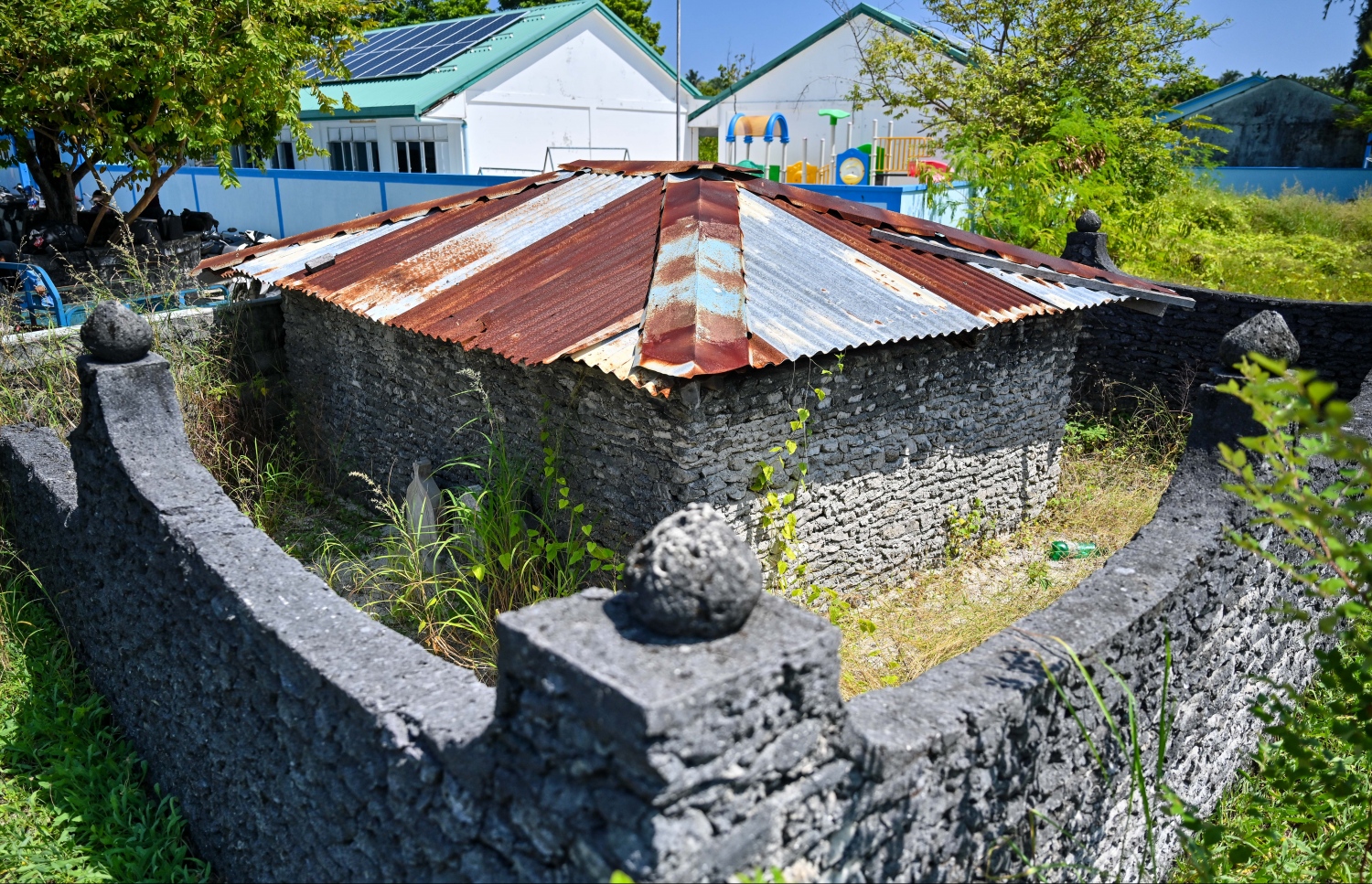 ކަނޑިތީމުގައި ނަދުރުބުނެ އުޅުނު ޒިޔާރަތް: މިތަނުގައި ވަޅުލާފައި އޮތީ ކަށި ނެތް ކުއްޖެއް ކަމަށް ބުނޭ. -- ފޮޓޯ: ފަޔާޒް މޫސާ | މިހާރު