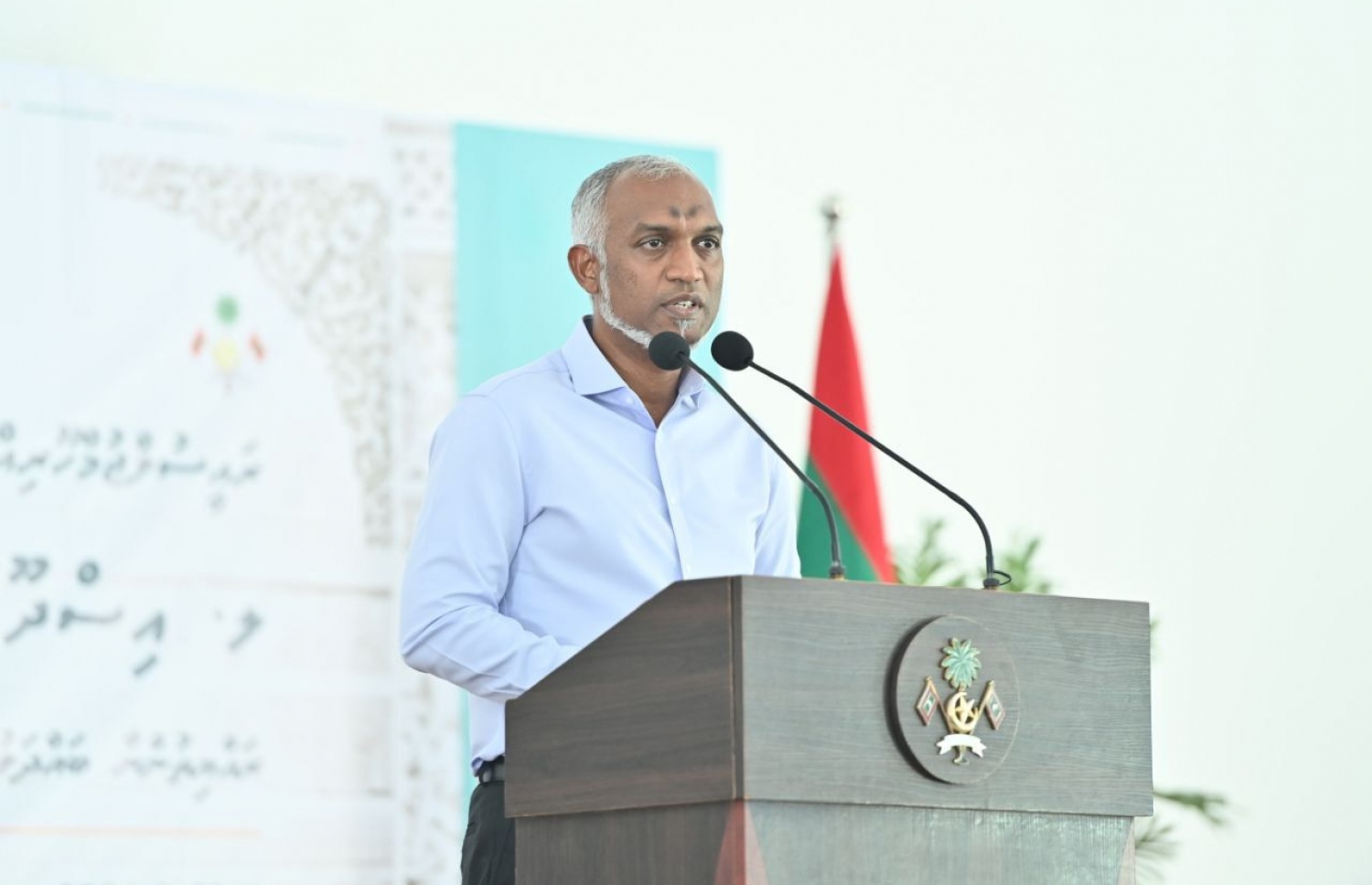 ރައީސް ޑރ. މުހައްމަދު މުއިއްޒު، އިސްދޫ ރައްޔިތުންނާ ވާހަކަ ދައްކަވަނީ.--